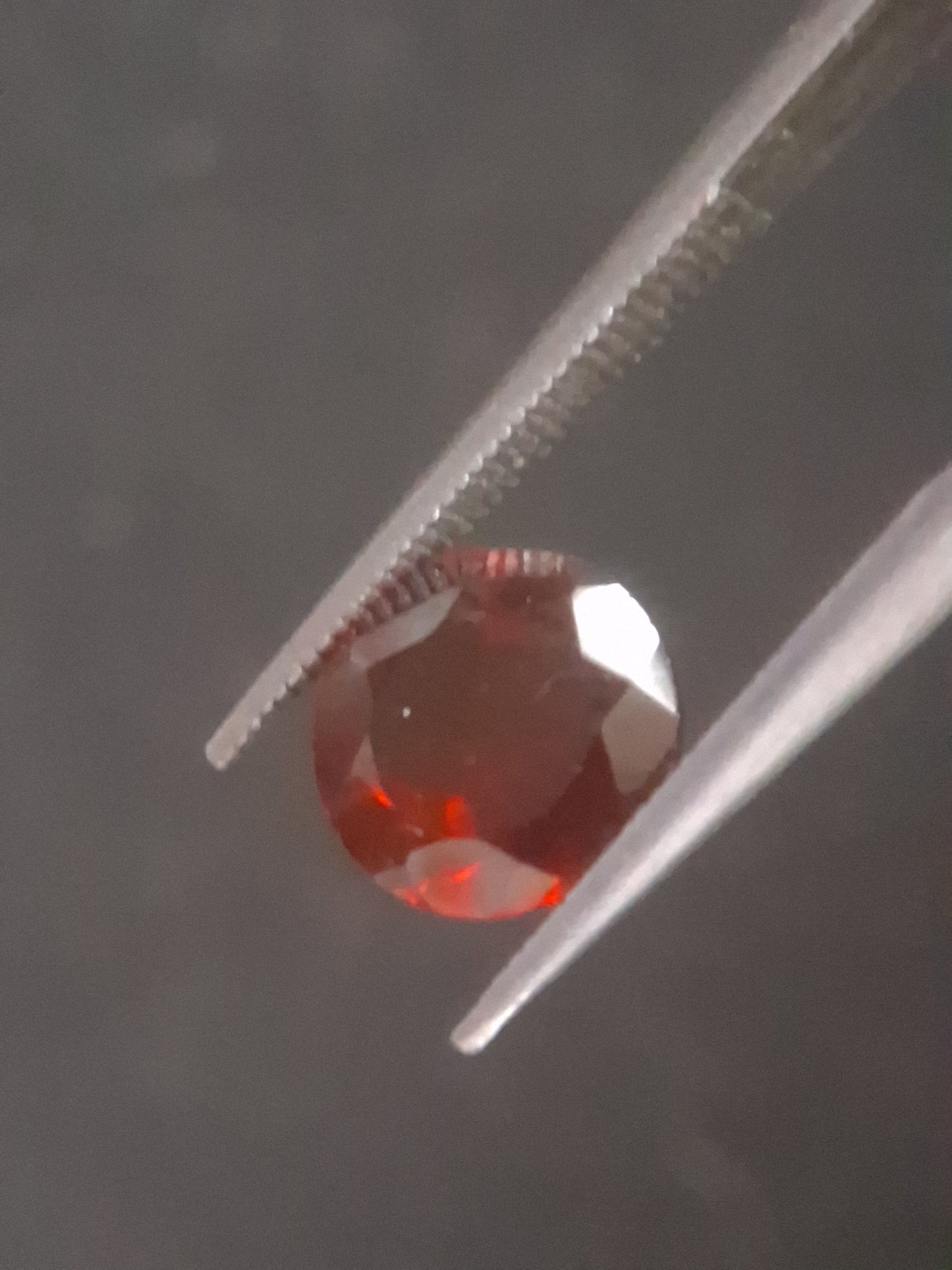 Natural Red Garnet - Rhodolite - 1.363 ct - round - unheated- red - Natural Gems Belgium