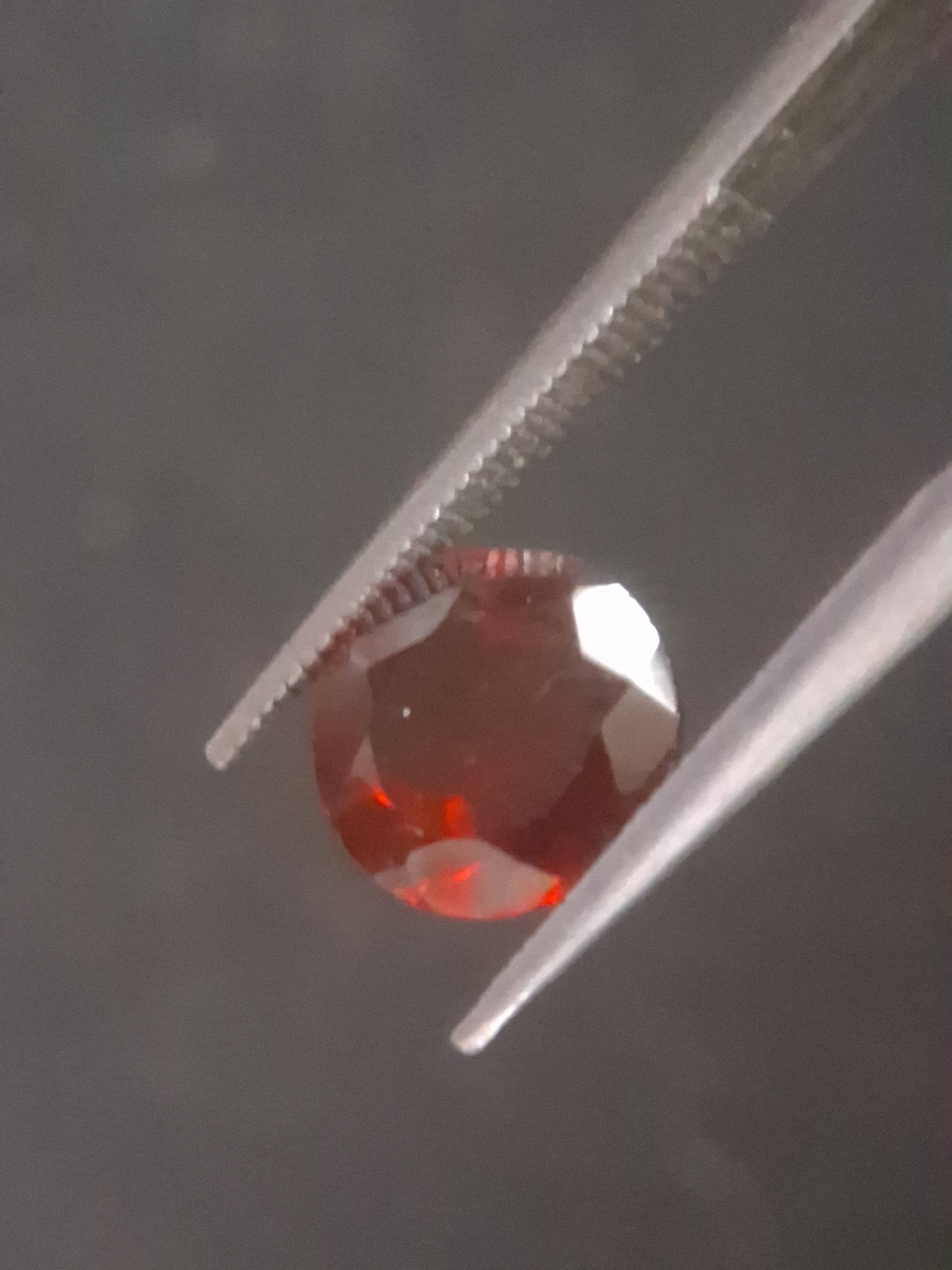 Natural Red Garnet - Rhodolite - 1.363 ct - round - unheated- red - Natural Gems Belgium