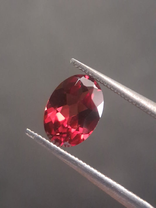 Natural Red Garnet - Rhodolite - 0.918 ct - oval - unheated- red - Natural Gems Belgium