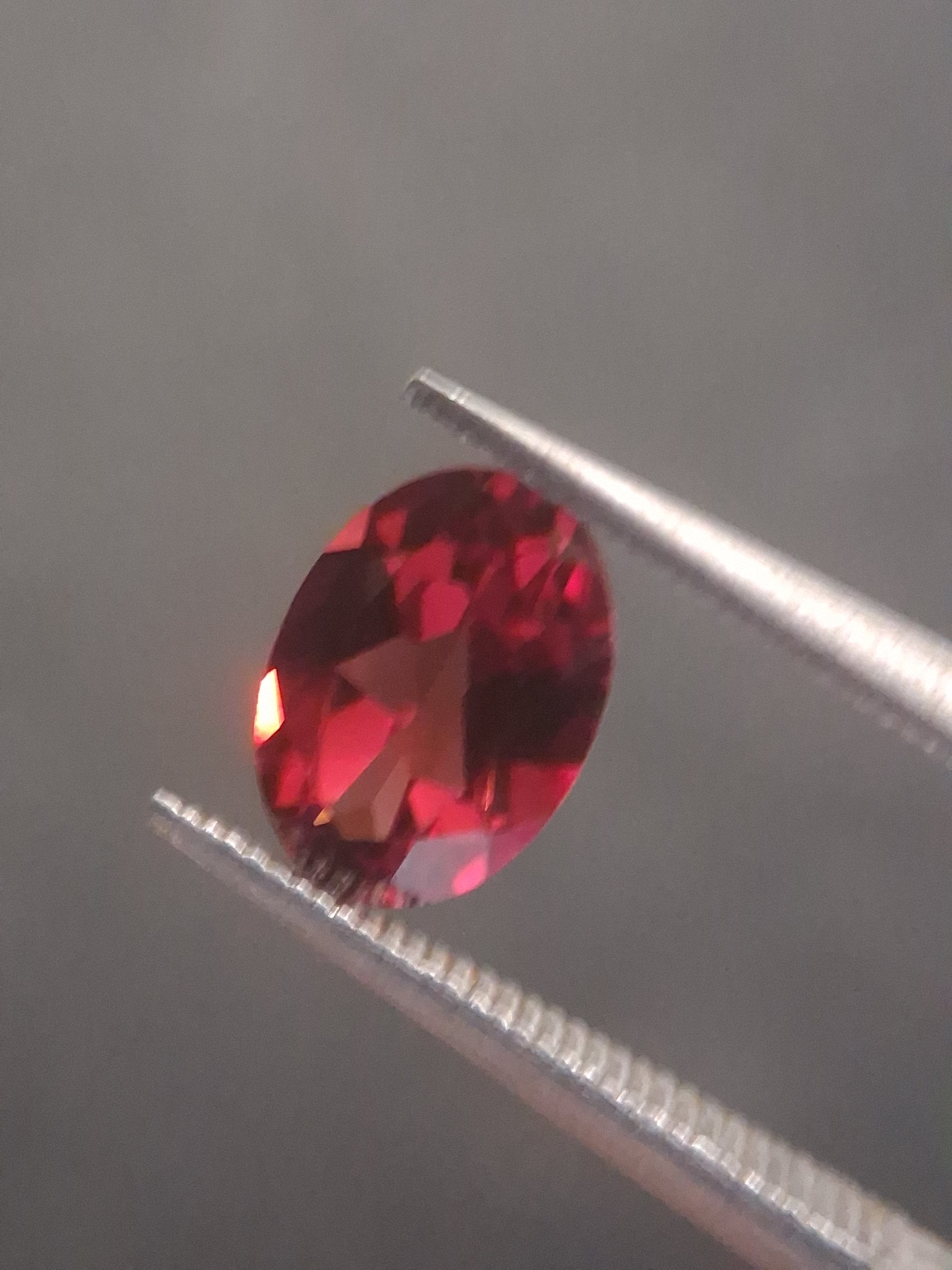 Natural Red Garnet - Rhodolite - 0.918 ct - oval - unheated- red - Natural Gems Belgium