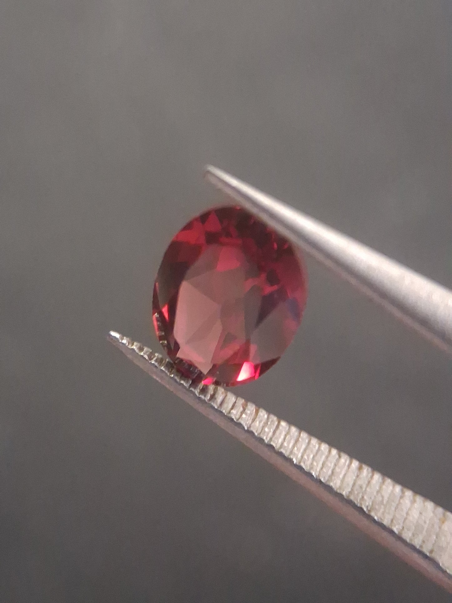 Natural Red Garnet - Rhodolite - 0.918 ct - oval - unheated- red - Natural Gems Belgium