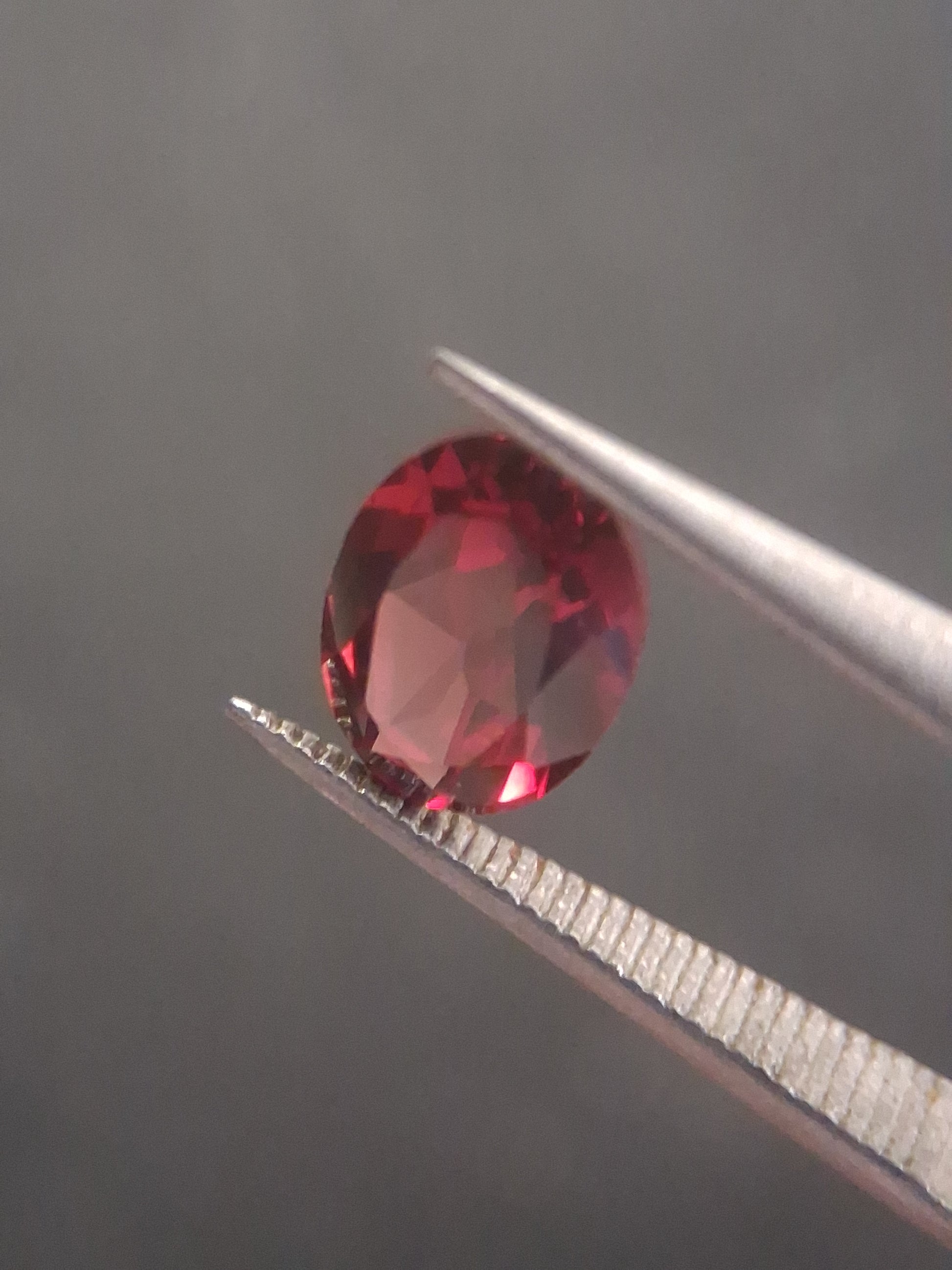 Natural Red Garnet - Rhodolite - 0.918 ct - oval - unheated- red - Natural Gems Belgium