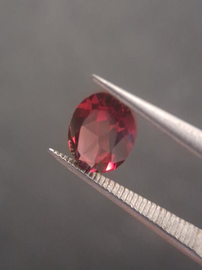 Natural Red Garnet - Rhodolite - 0.918 ct - oval - unheated- red - Natural Gems Belgium