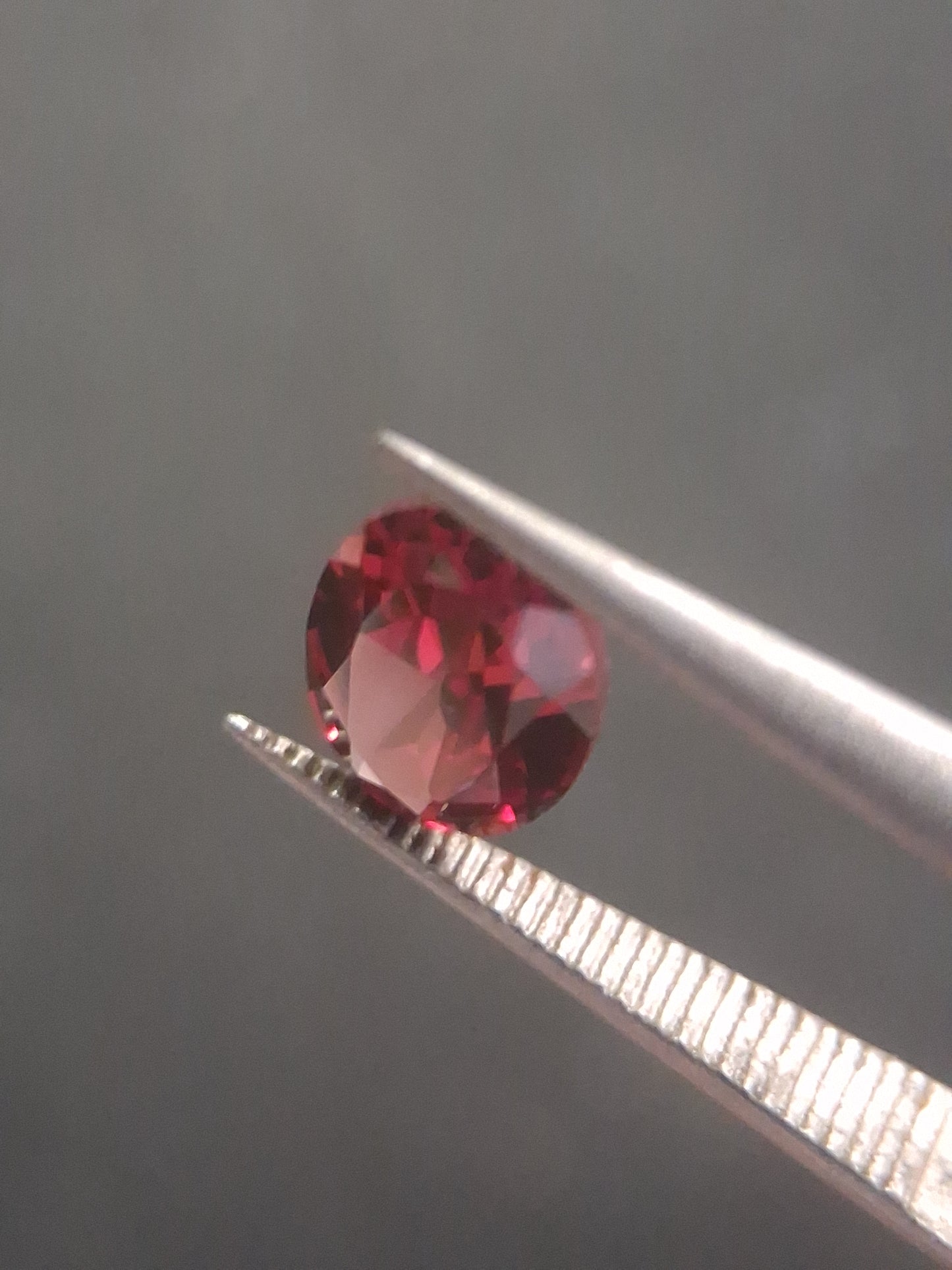 Natural Red Garnet - Rhodolite - 0.918 ct - oval - unheated- red - Natural Gems Belgium