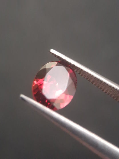 Natural Red Garnet - Rhodolite - 0.918 ct - oval - unheated- red - Natural Gems Belgium