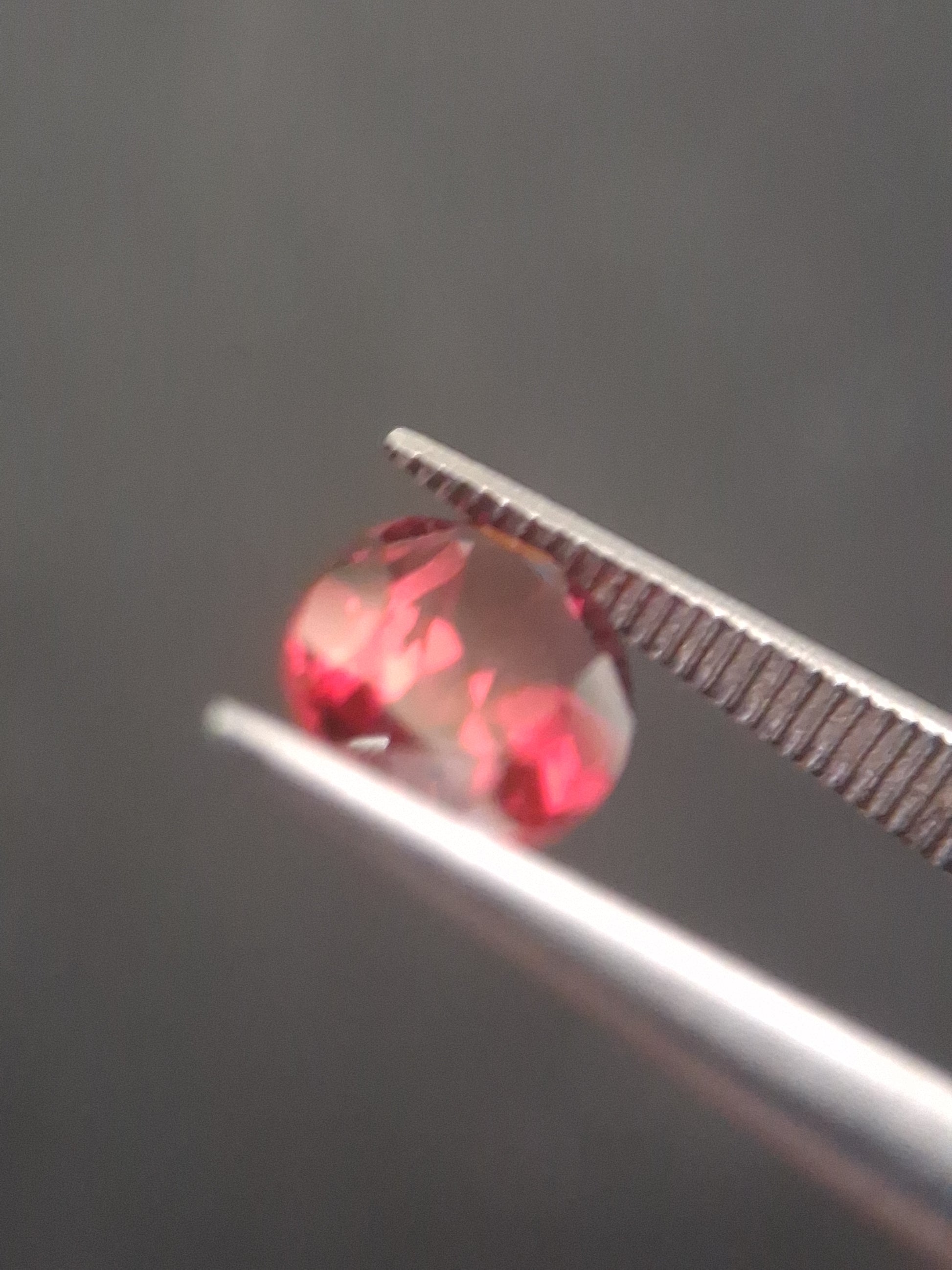 Natural Red Garnet - Rhodolite - 0.918 ct - oval - unheated- red - Natural Gems Belgium