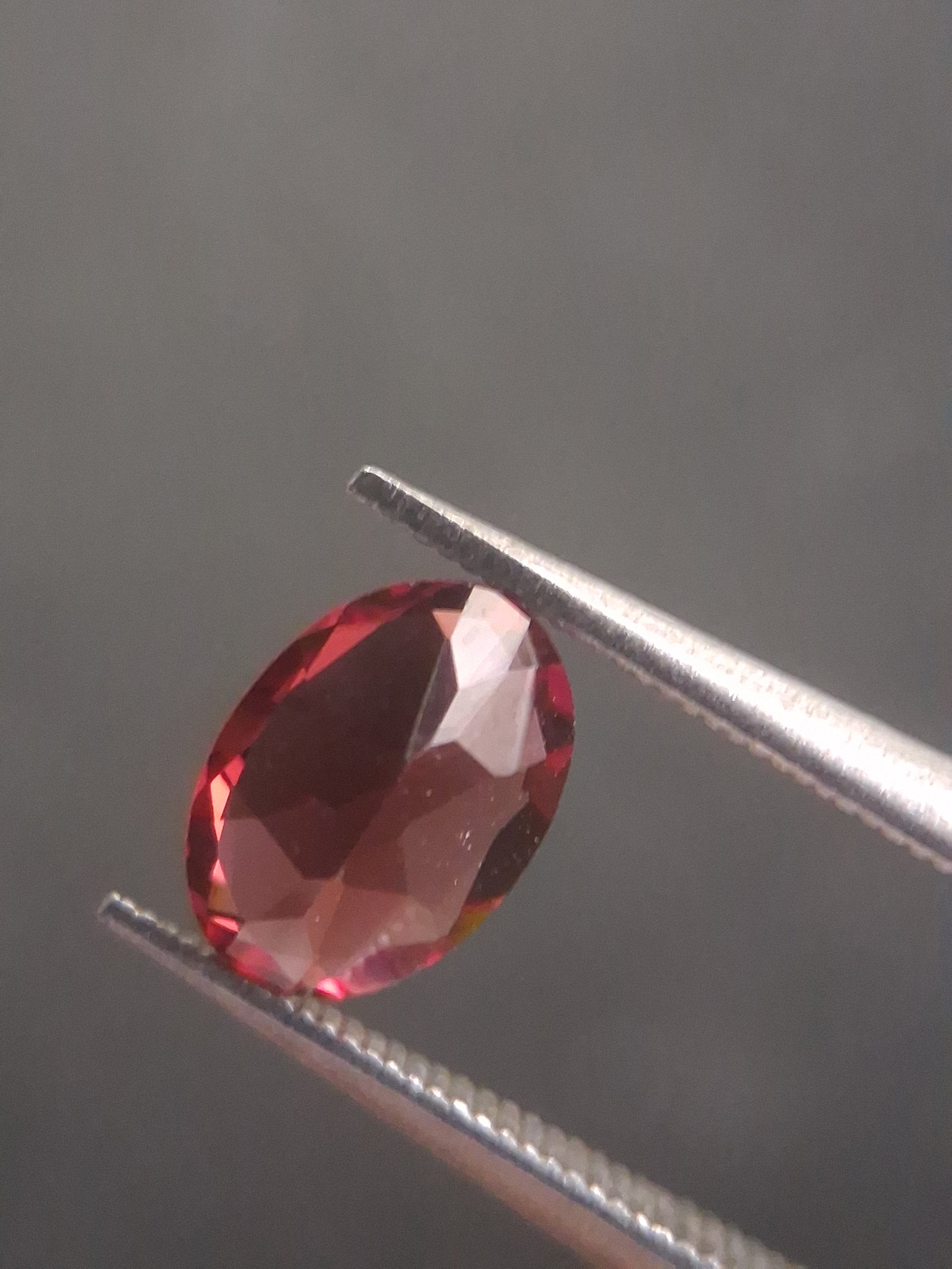 Natural Red Garnet - Rhodolite - 0.918 ct - oval - unheated- red - Natural Gems Belgium