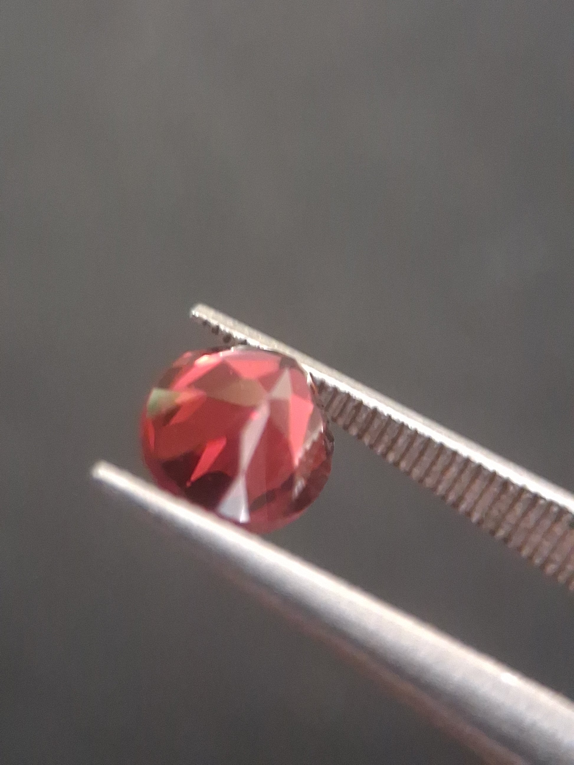 Natural Red Garnet - Rhodolite - 0.918 ct - oval - unheated- red - Natural Gems Belgium