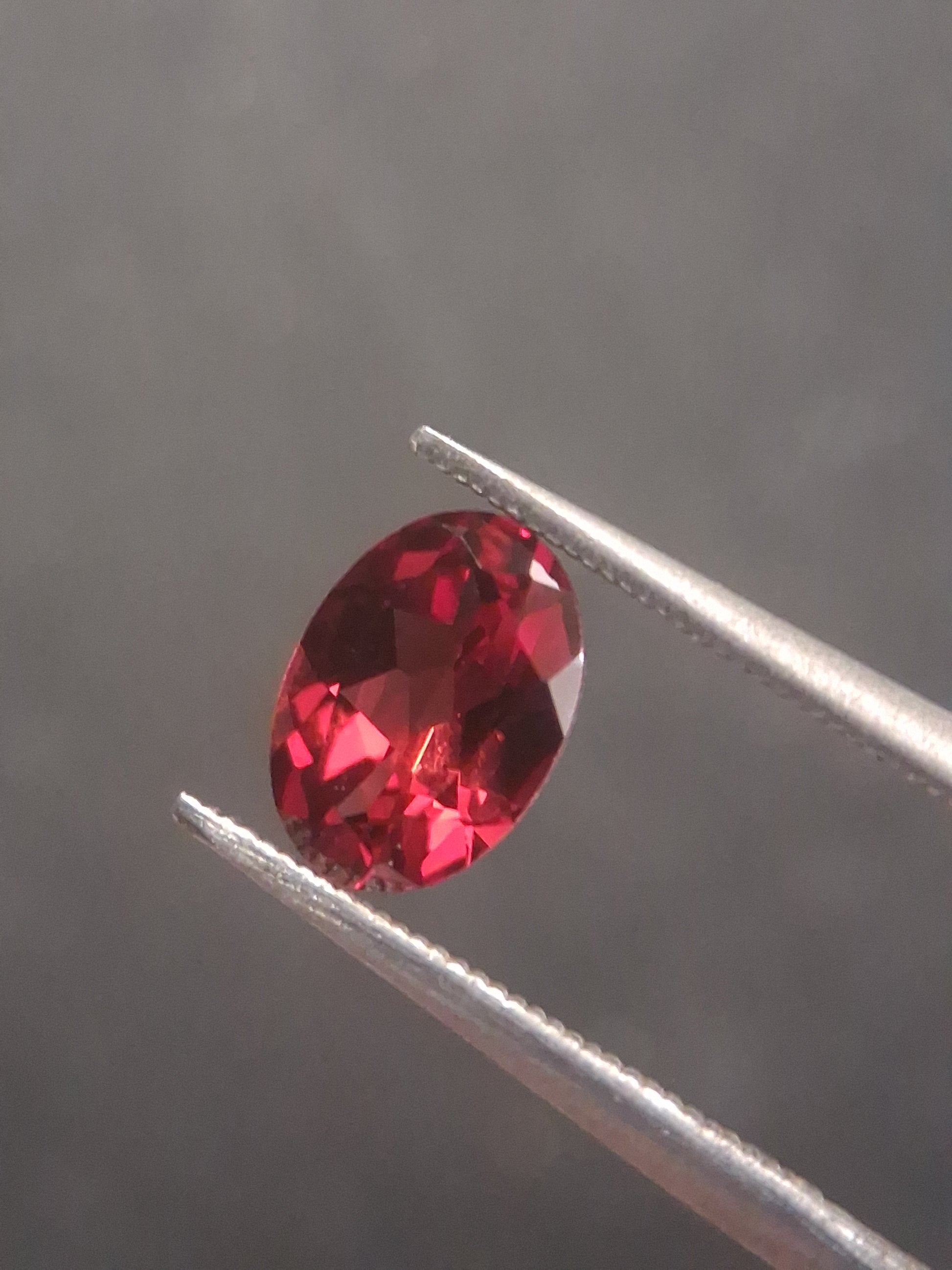 Natural Red Garnet - Rhodolite - 0.918 ct - oval - unheated- red - Natural Gems Belgium