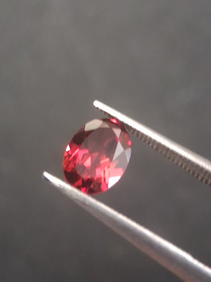 Natural Red Garnet - Rhodolite - 0.918 ct - oval - unheated- red - Natural Gems Belgium