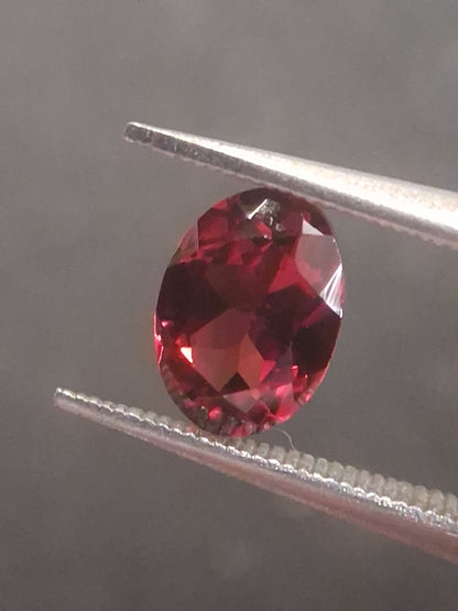 Natural Red Garnet - Rhodolite - 1.007 ct - oval - unheated- red - Natural Gems Belgium