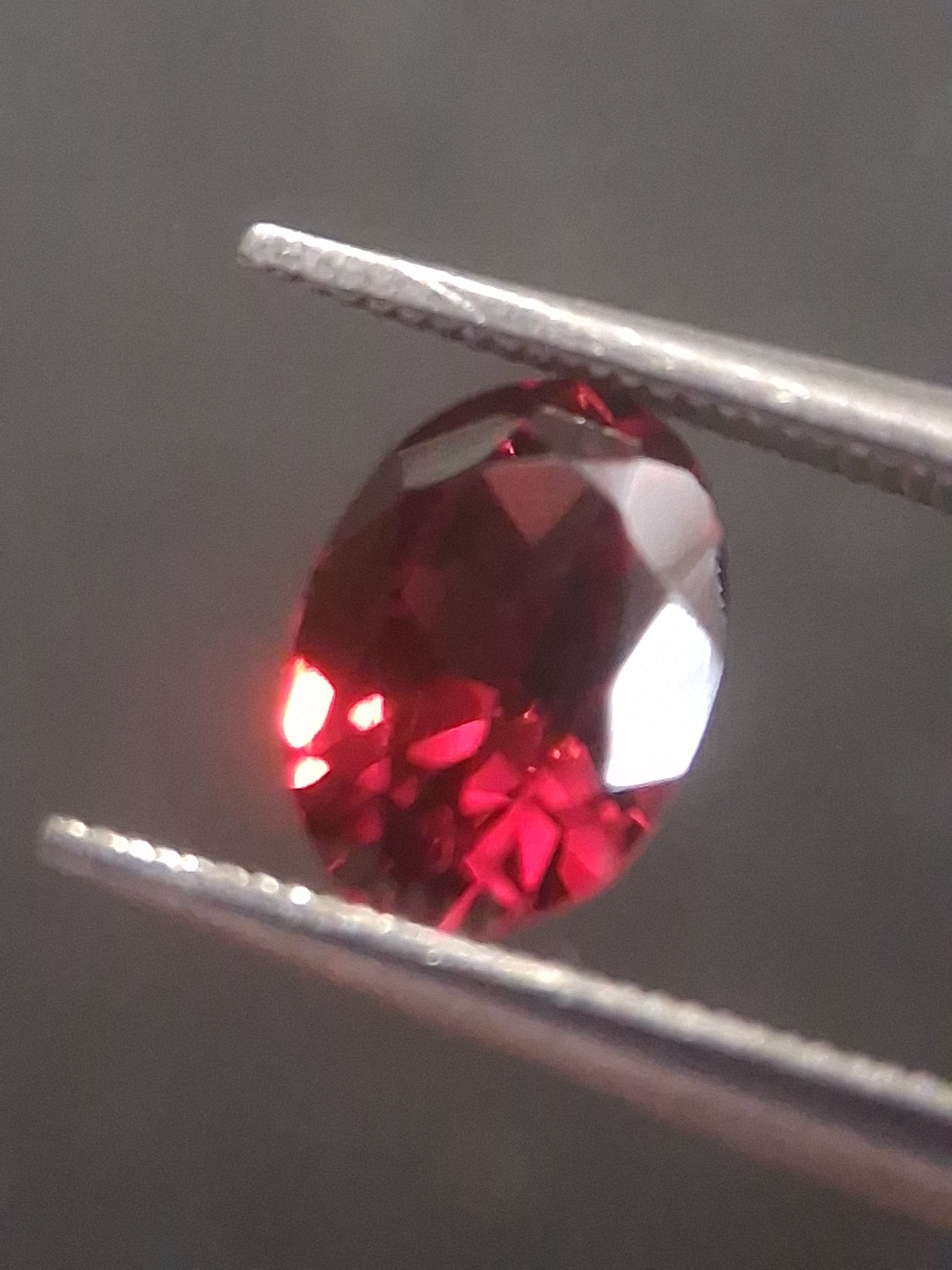 Natural Red Garnet - Rhodolite - 1.007 ct - oval - unheated- red - Natural Gems Belgium