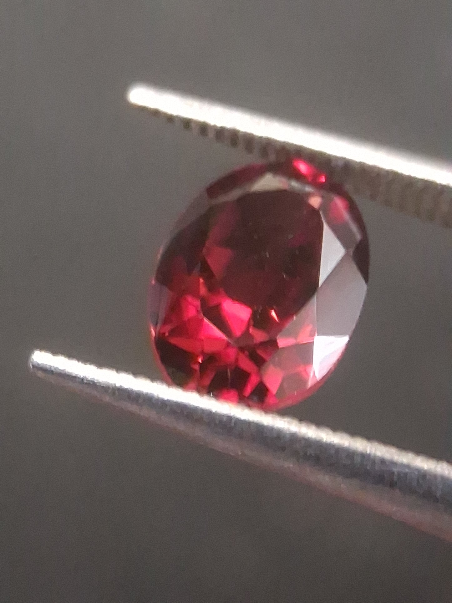 Natural Red Garnet - Rhodolite - 1.007 ct - oval - unheated- red - Natural Gems Belgium