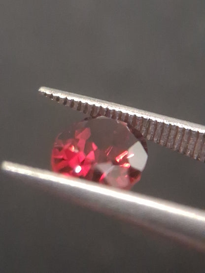 Natural Red Garnet - Rhodolite - 1.007 ct - oval - unheated- red - Natural Gems Belgium