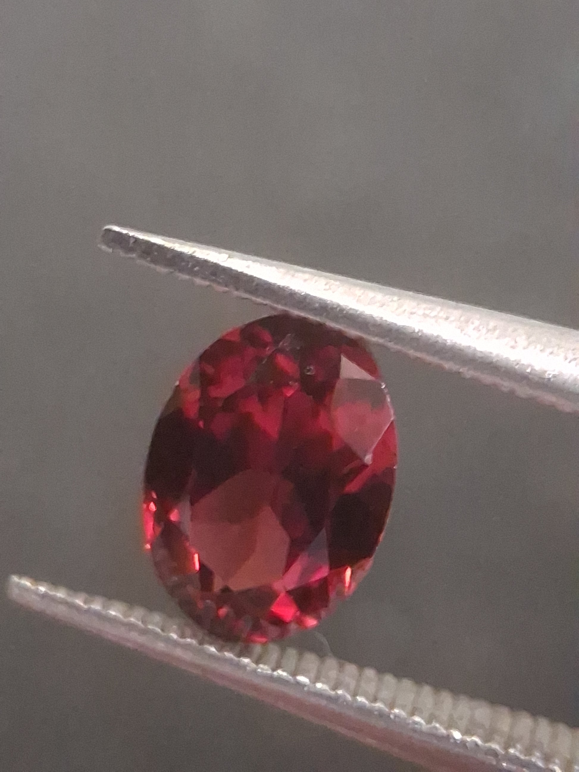 Natural Red Garnet - Rhodolite - 1.007 ct - oval - unheated- red - Natural Gems Belgium