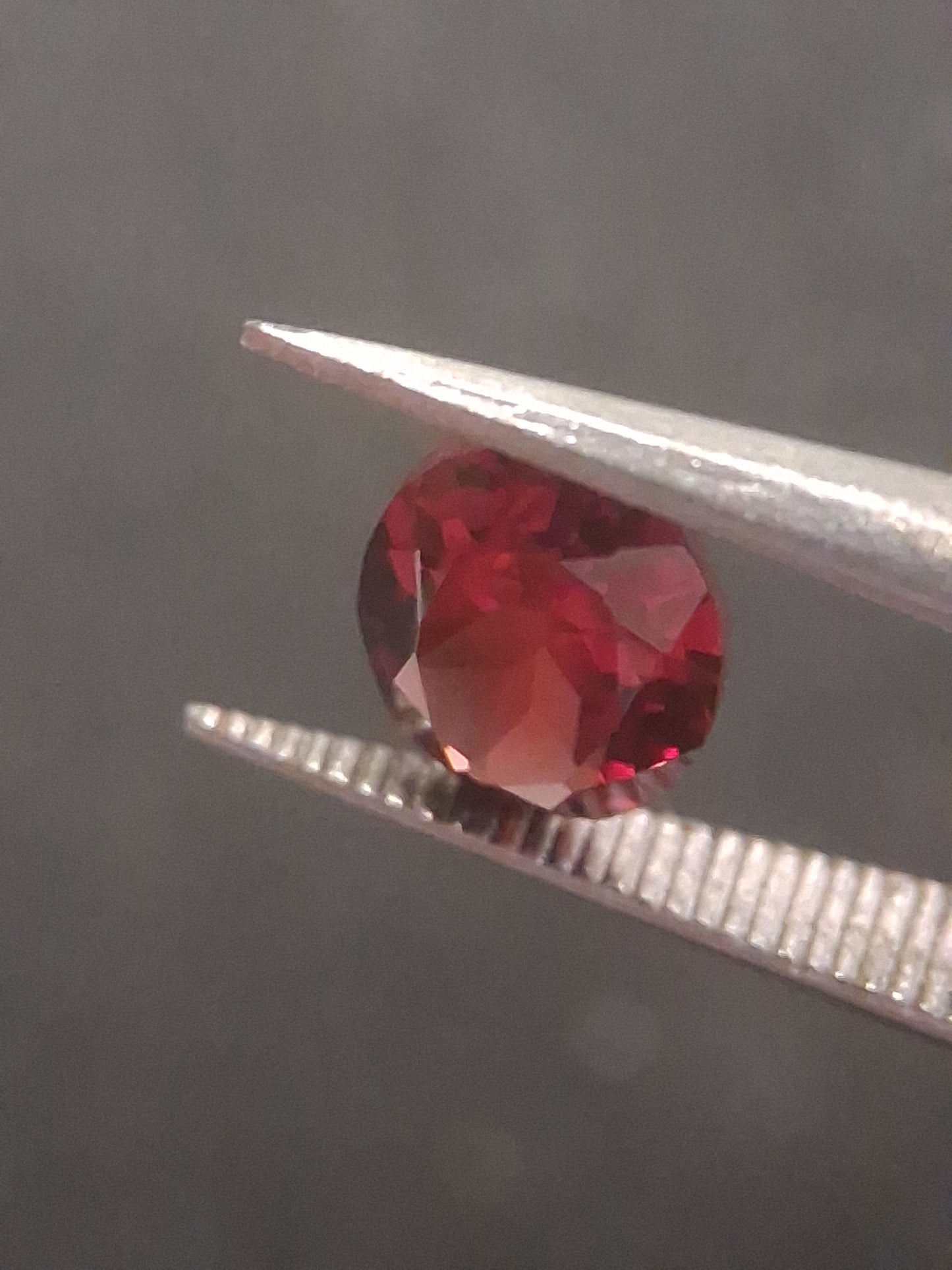 Natural Red Garnet - Rhodolite - 1.007 ct - oval - unheated- red - Natural Gems Belgium