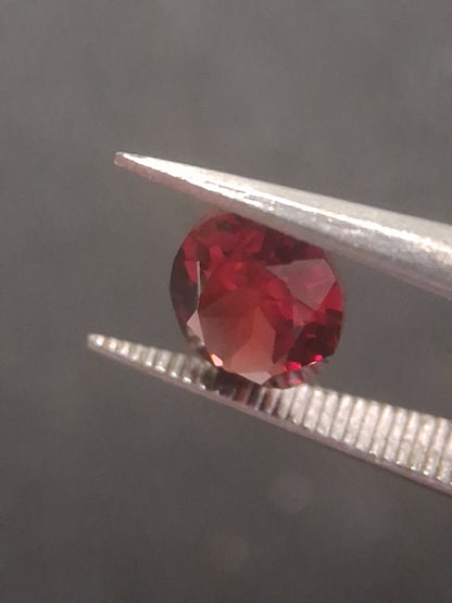 Natural Red Garnet - Rhodolite - 1.007 ct - oval - unheated- red - Natural Gems Belgium