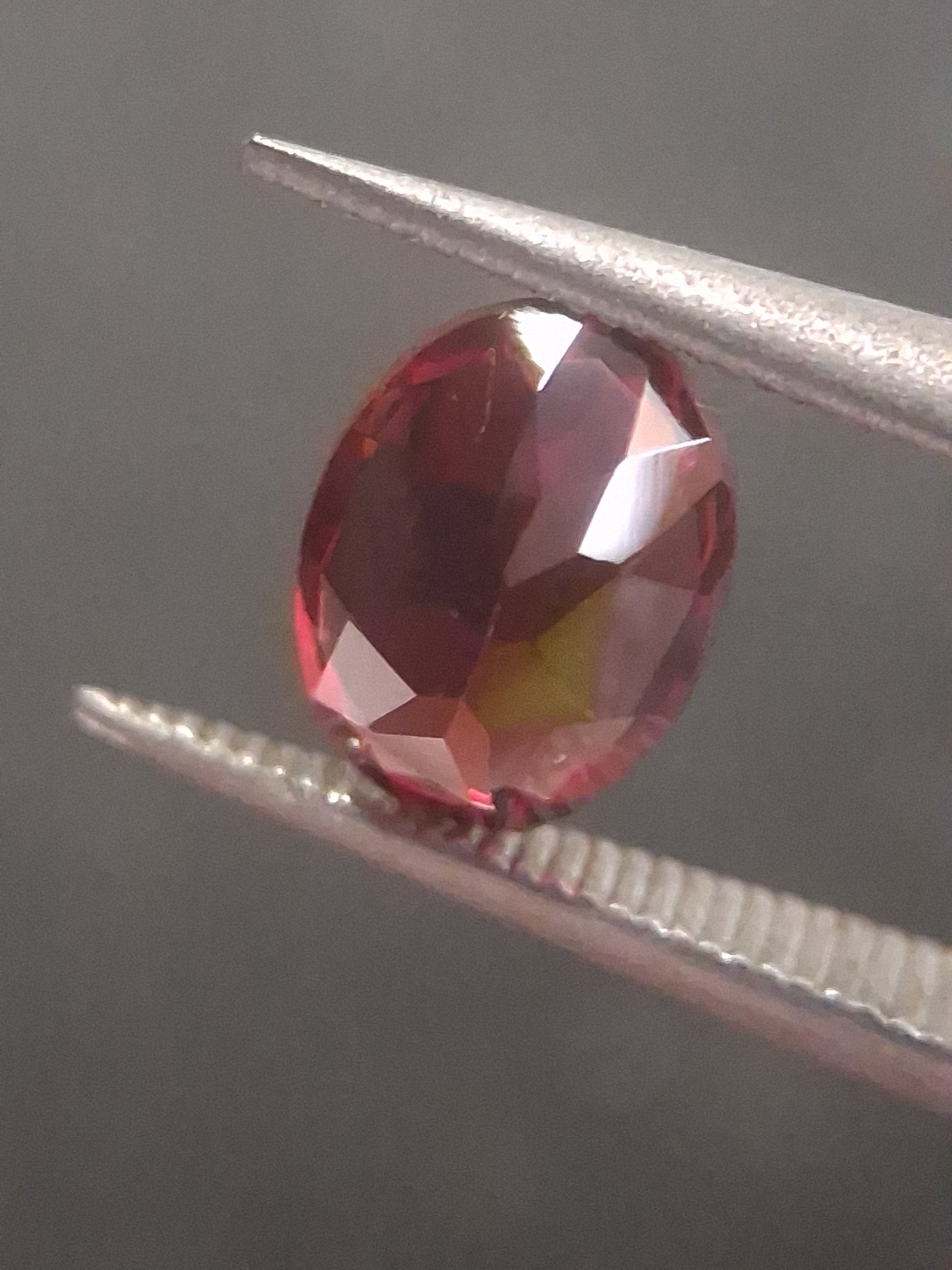 Natural Red Garnet - Rhodolite - 1.007 ct - oval - unheated- red - Natural Gems Belgium