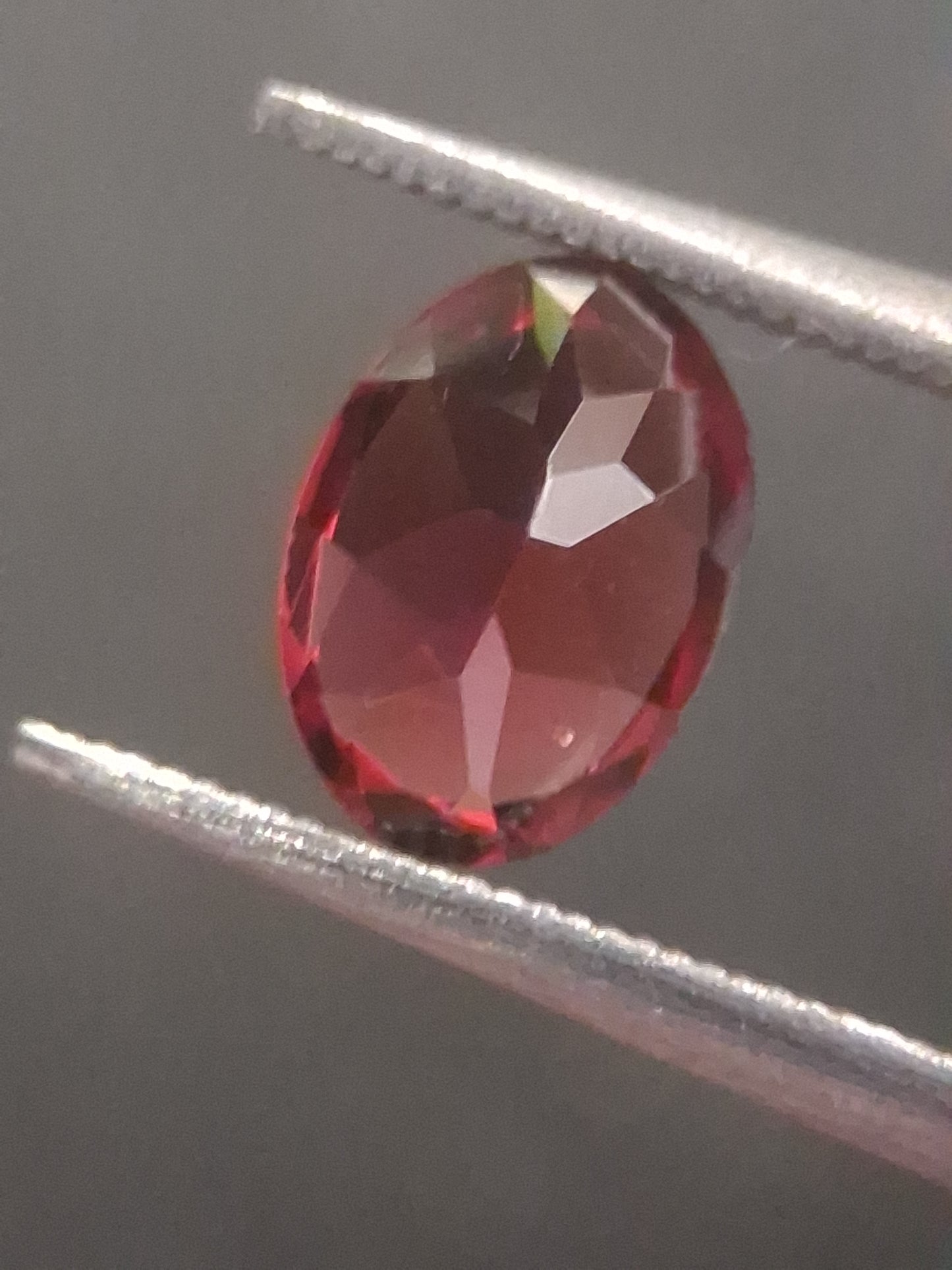 Natural Red Garnet - Rhodolite - 1.007 ct - oval - unheated- red - Natural Gems Belgium