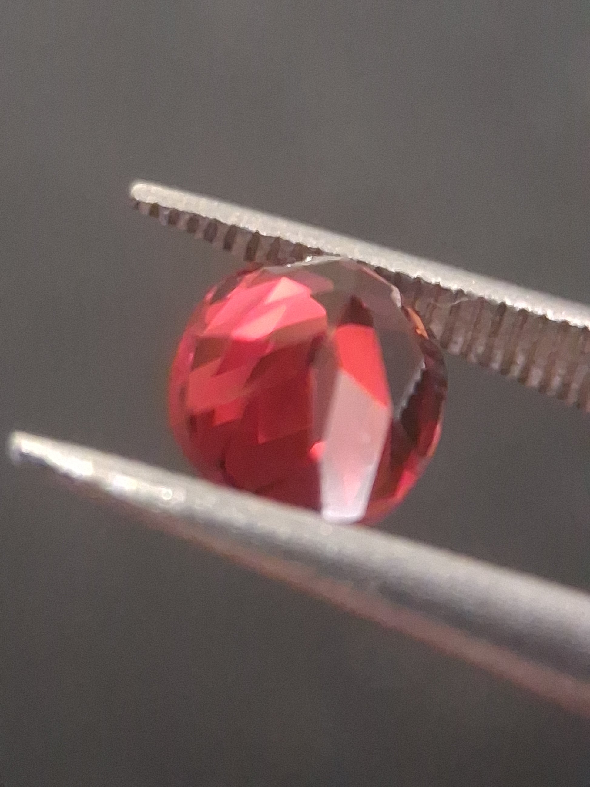 Natural Red Garnet - Rhodolite - 1.007 ct - oval - unheated- red - Natural Gems Belgium