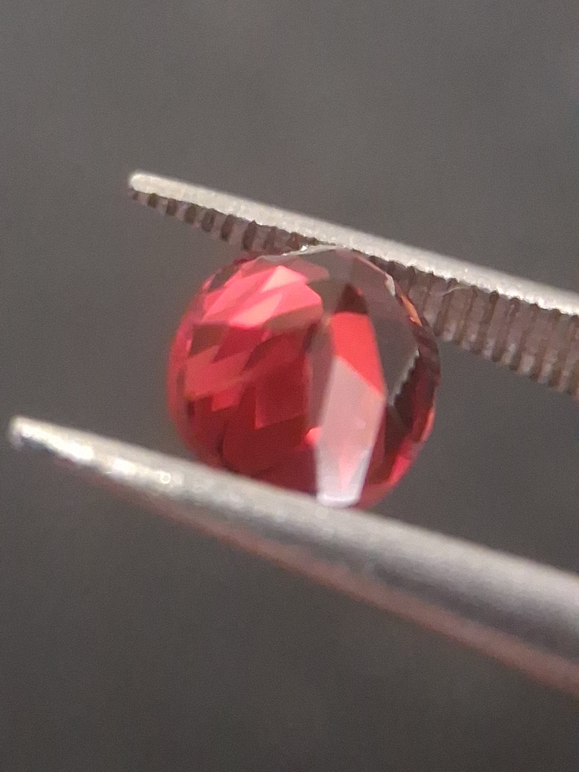 Natural Red Garnet - Rhodolite - 1.007 ct - oval - unheated- red - Natural Gems Belgium