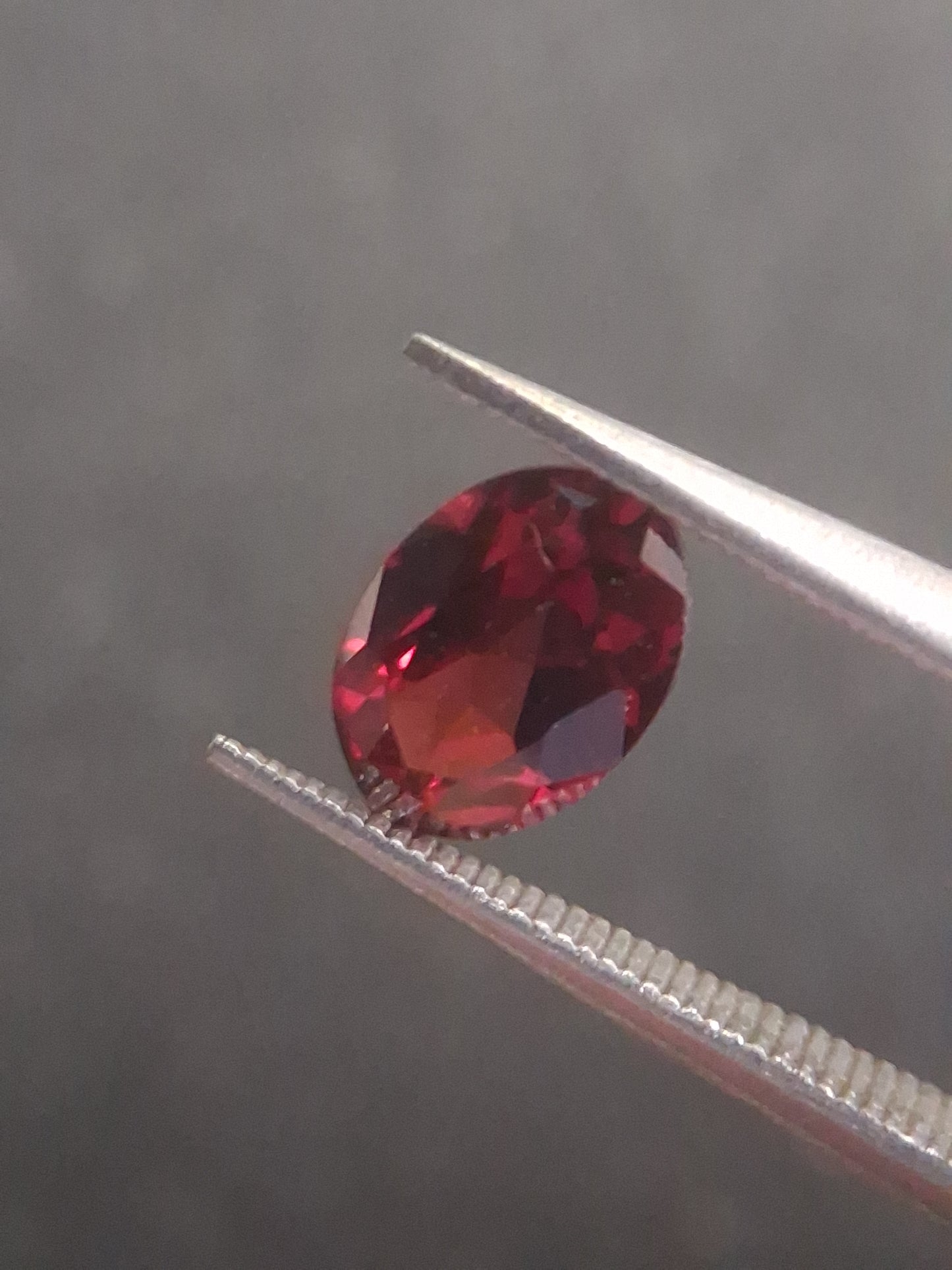 Natural Red Garnet - Rhodolite - 0.992 ct - oval - unheated- red - Natural Gems Belgium