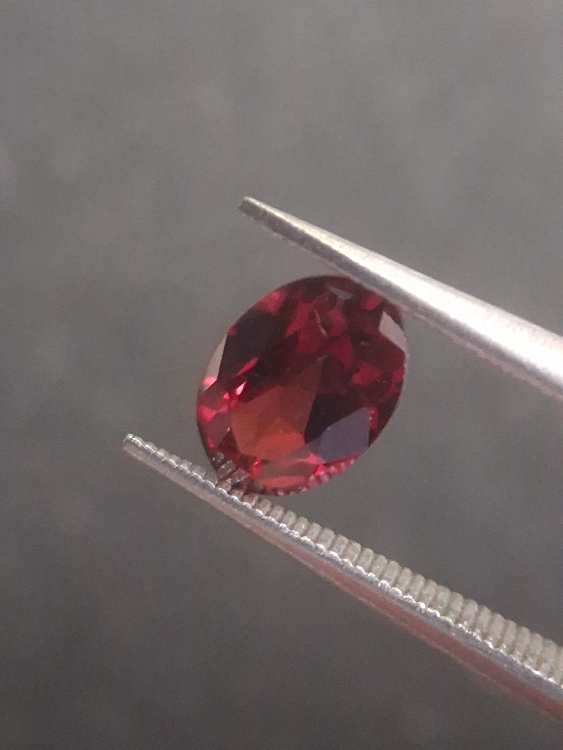 Natural Red Garnet - Rhodolite - 0.992 ct - oval - unheated- red - Natural Gems Belgium