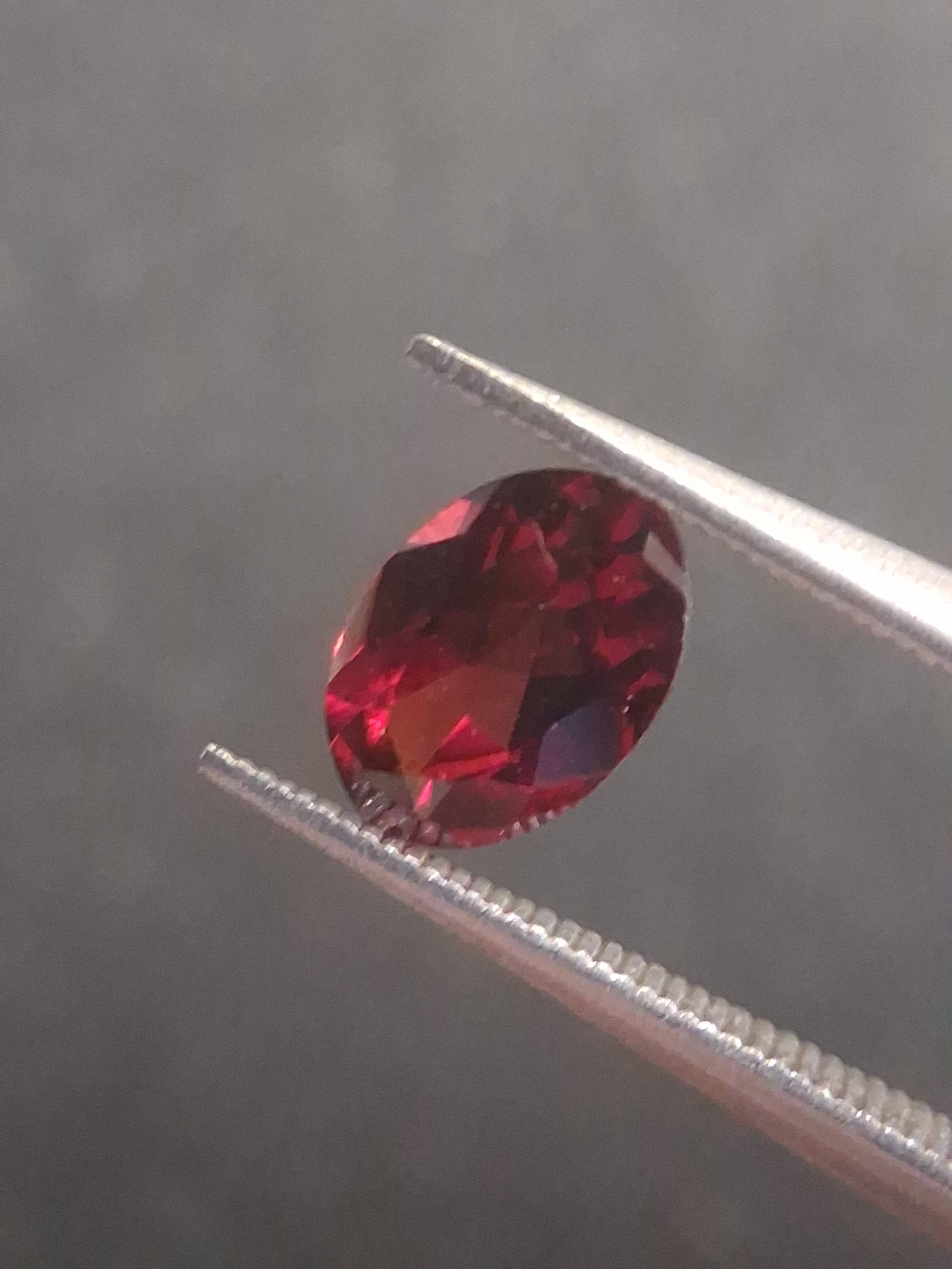 Natural Red Garnet - Rhodolite - 0.992 ct - oval - unheated- red - Natural Gems Belgium