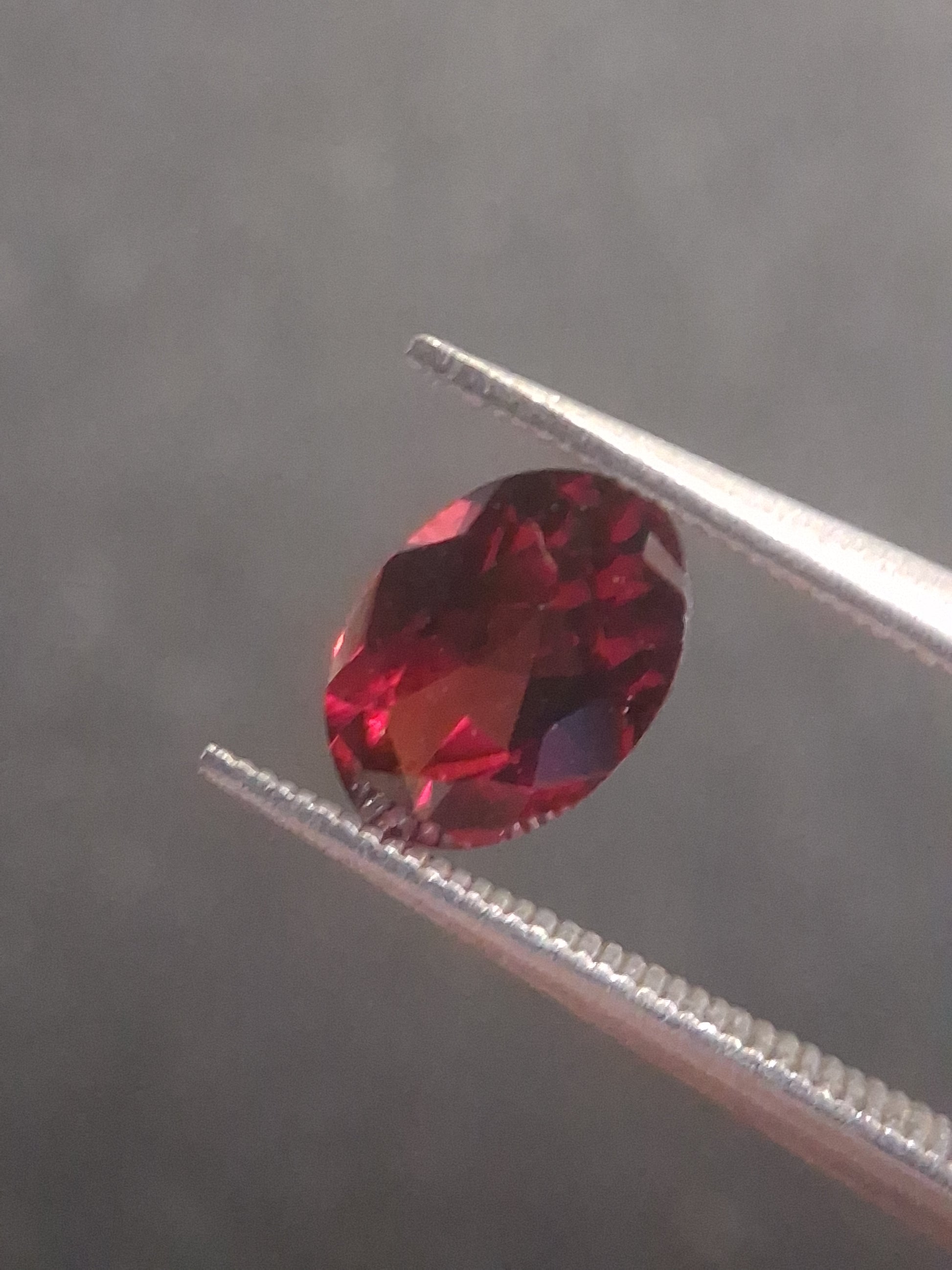 Natural Red Garnet - Rhodolite - 0.992 ct - oval - unheated- red - Natural Gems Belgium