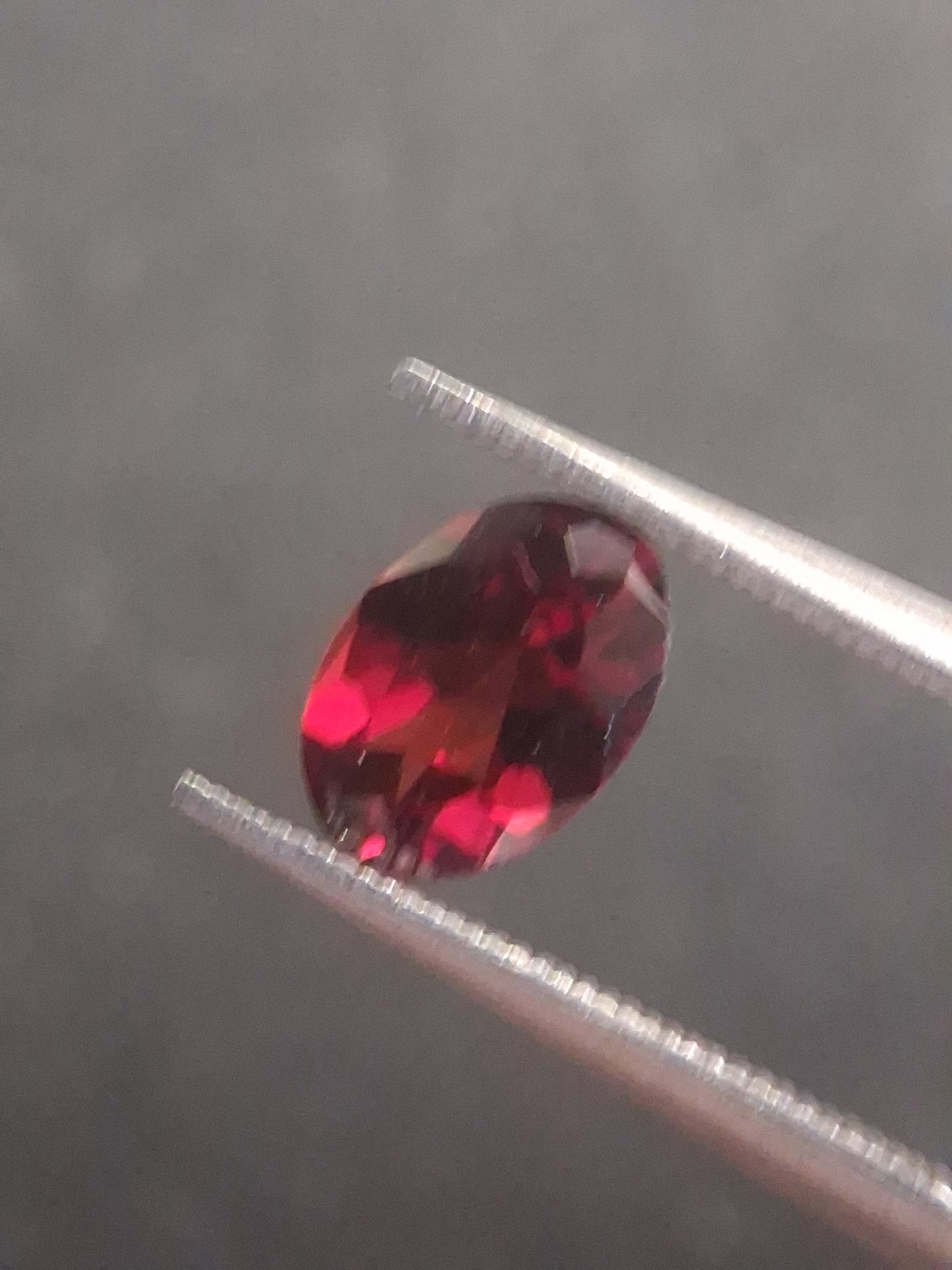 Natural Red Garnet - Rhodolite - 0.992 ct - oval - unheated- red - Natural Gems Belgium