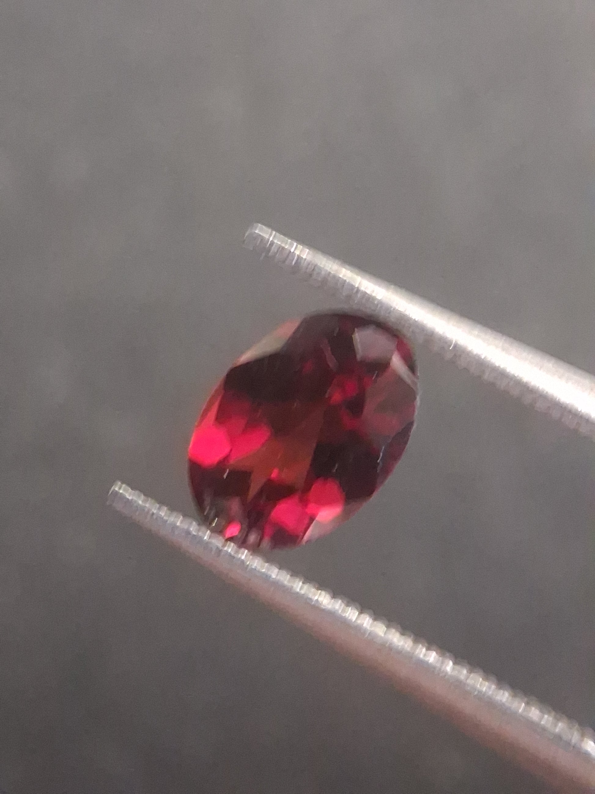 Natural Red Garnet - Rhodolite - 0.992 ct - oval - unheated- red - Natural Gems Belgium