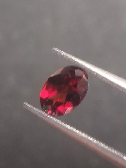 Natural Red Garnet - Rhodolite - 0.992 ct - oval - unheated- red - Natural Gems Belgium