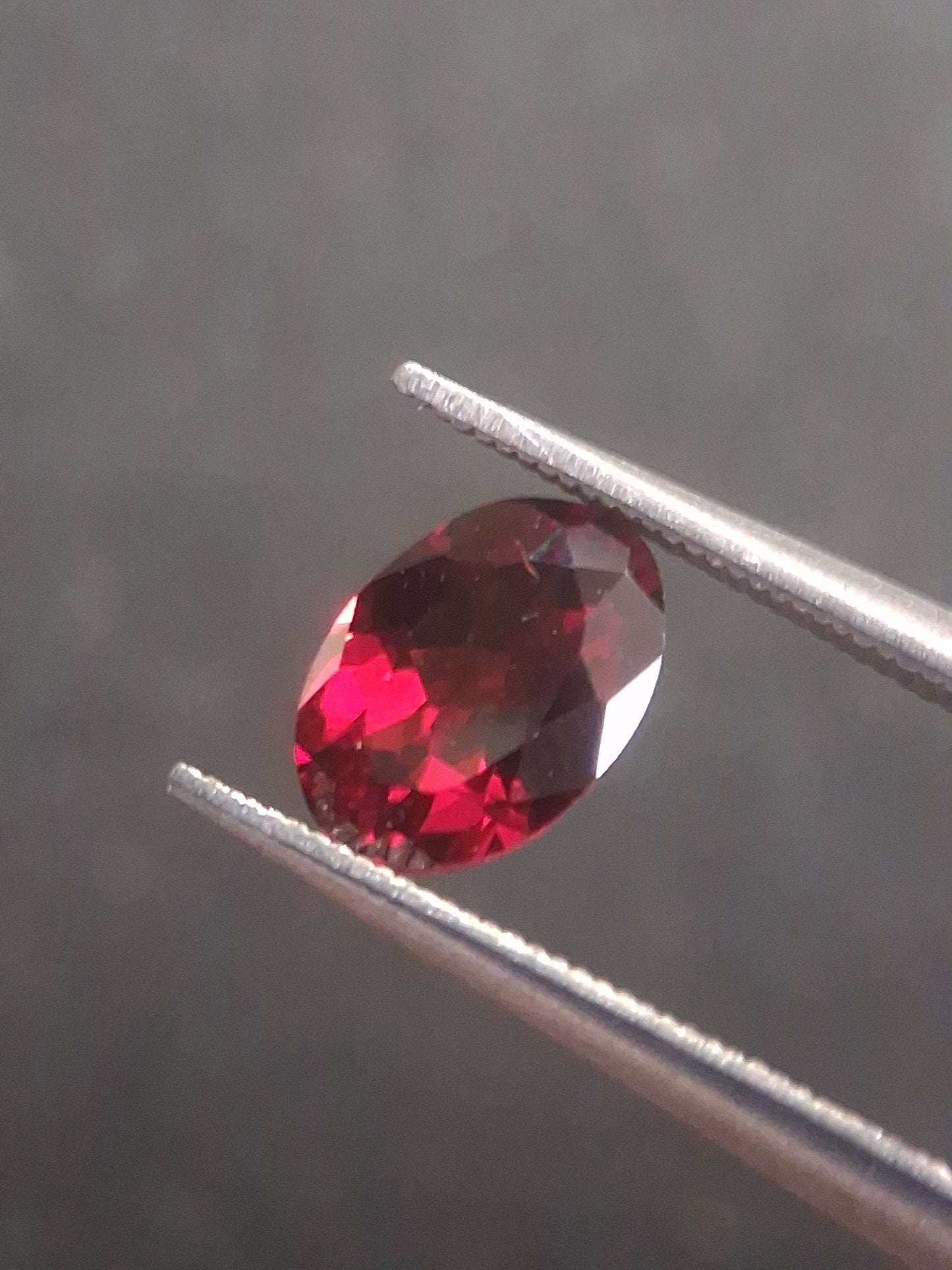 Natural Red Garnet - Rhodolite - 0.992 ct - oval - unheated- red - Natural Gems Belgium