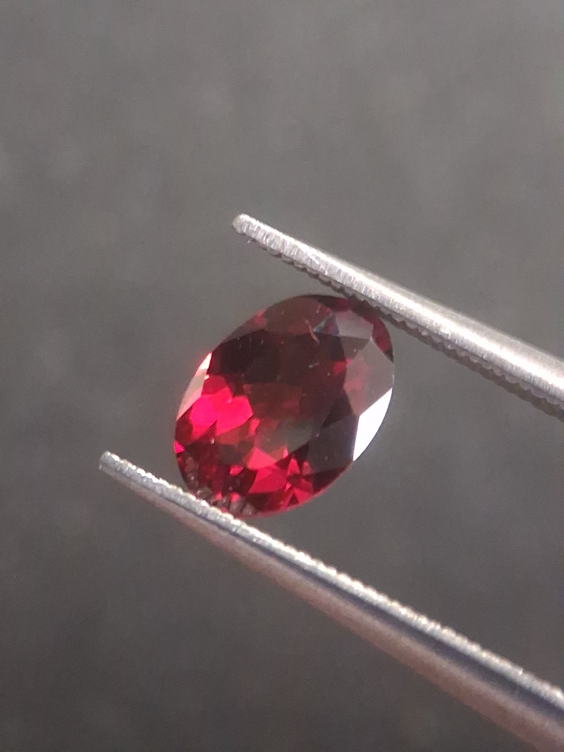 Natural Red Garnet - Rhodolite - 0.992 ct - oval - unheated- red - Natural Gems Belgium