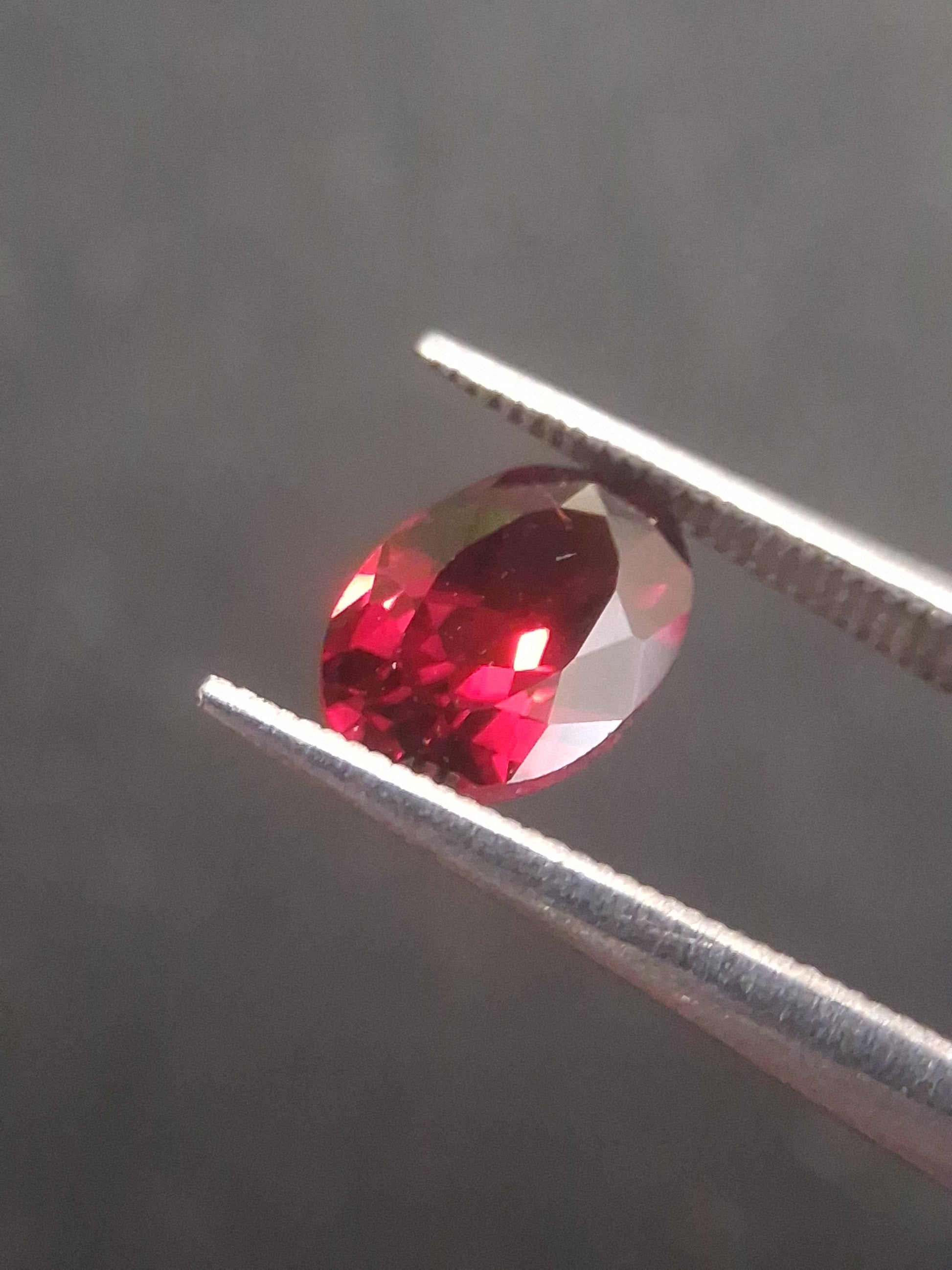 Natural Red Garnet - Rhodolite - 0.992 ct - oval - unheated- red - Natural Gems Belgium