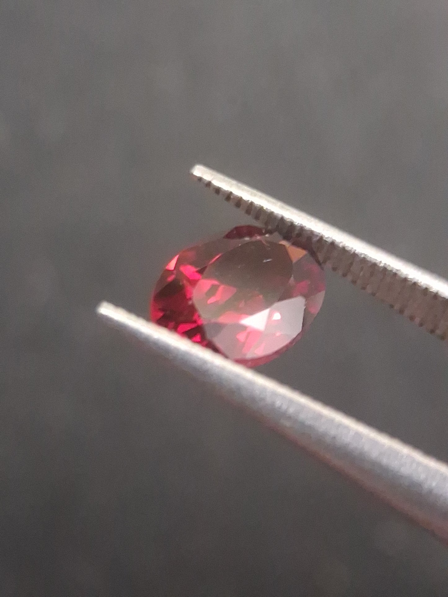 Natural Red Garnet - Rhodolite - 0.992 ct - oval - unheated- red - Natural Gems Belgium