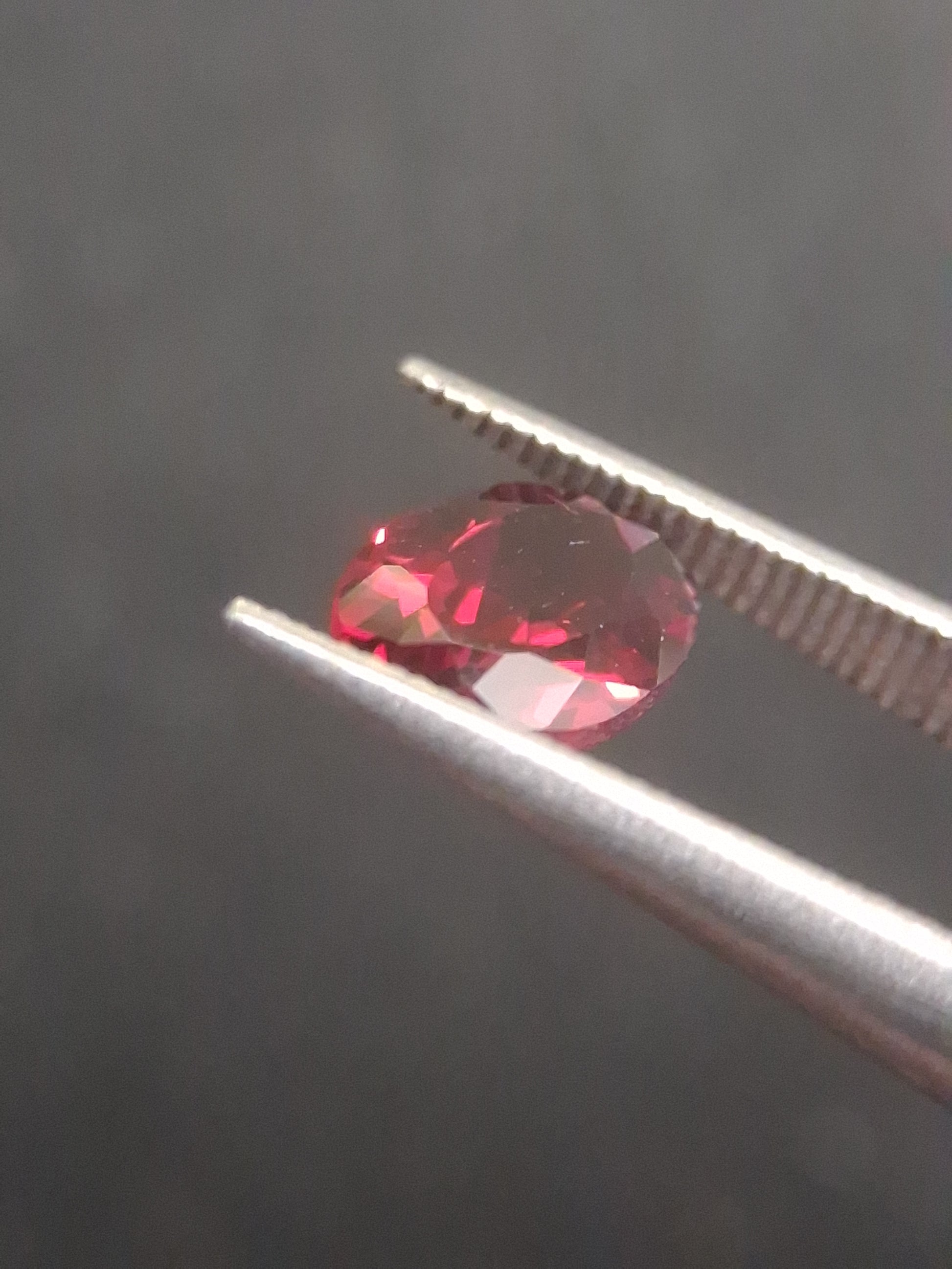 Natural Red Garnet - Rhodolite - 0.992 ct - oval - unheated- red - Natural Gems Belgium