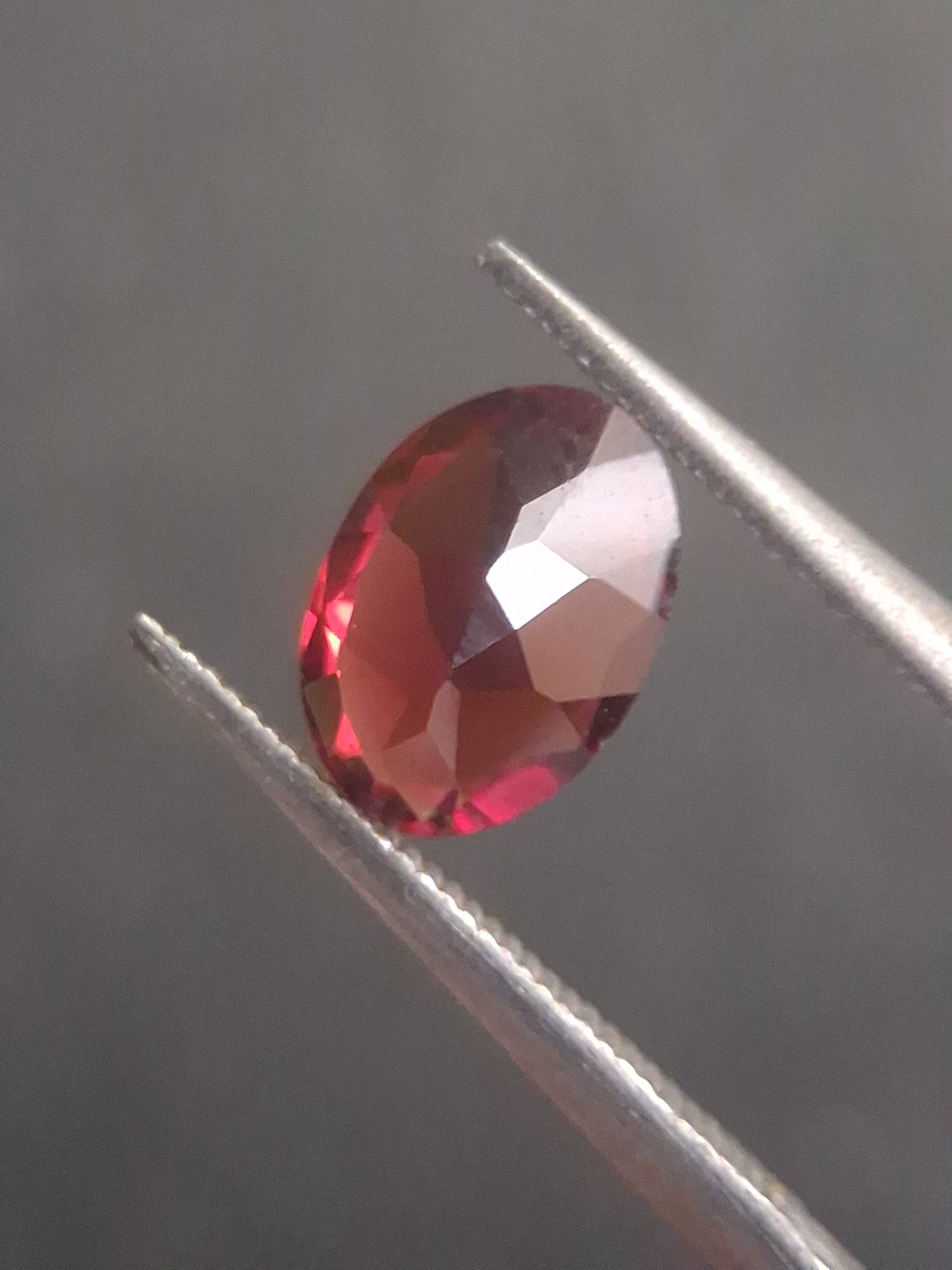 Natural Red Garnet - Rhodolite - 0.992 ct - oval - unheated- red - Natural Gems Belgium