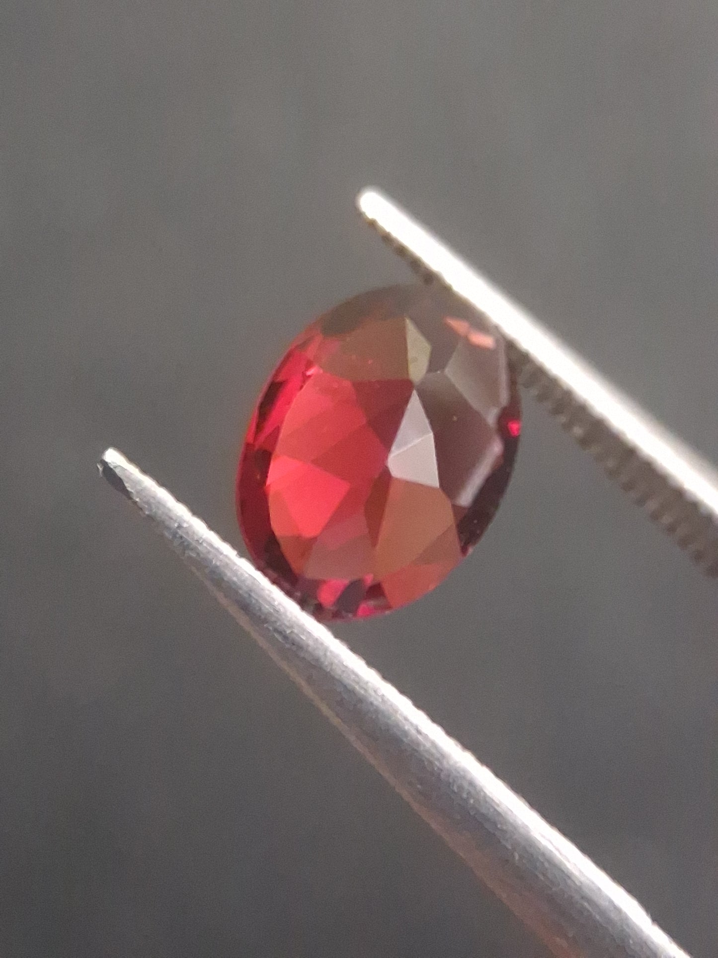 Natural Red Garnet - Rhodolite - 0.992 ct - oval - unheated- red - Natural Gems Belgium