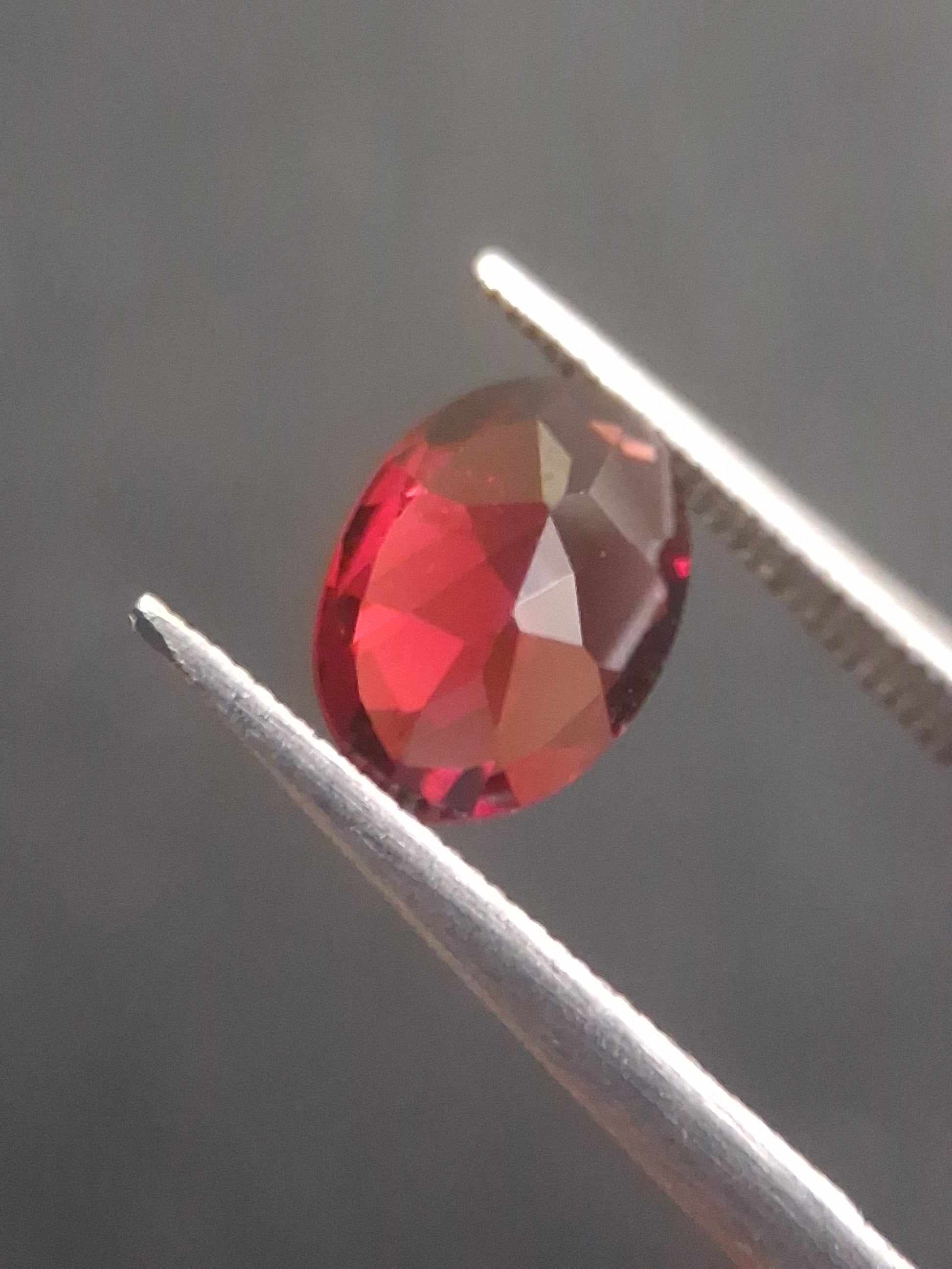 Natural Red Garnet - Rhodolite - 0.992 ct - oval - unheated- red - Natural Gems Belgium