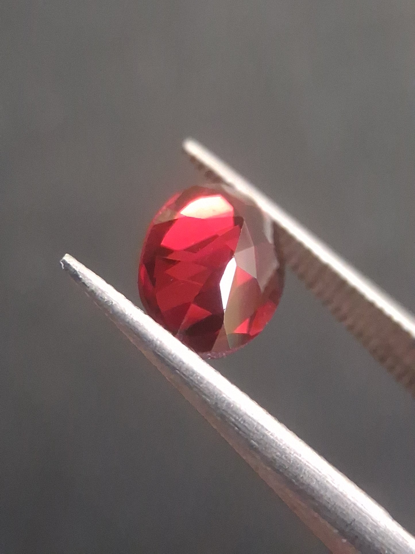 Natural Red Garnet - Rhodolite - 0.992 ct - oval - unheated- red - Natural Gems Belgium