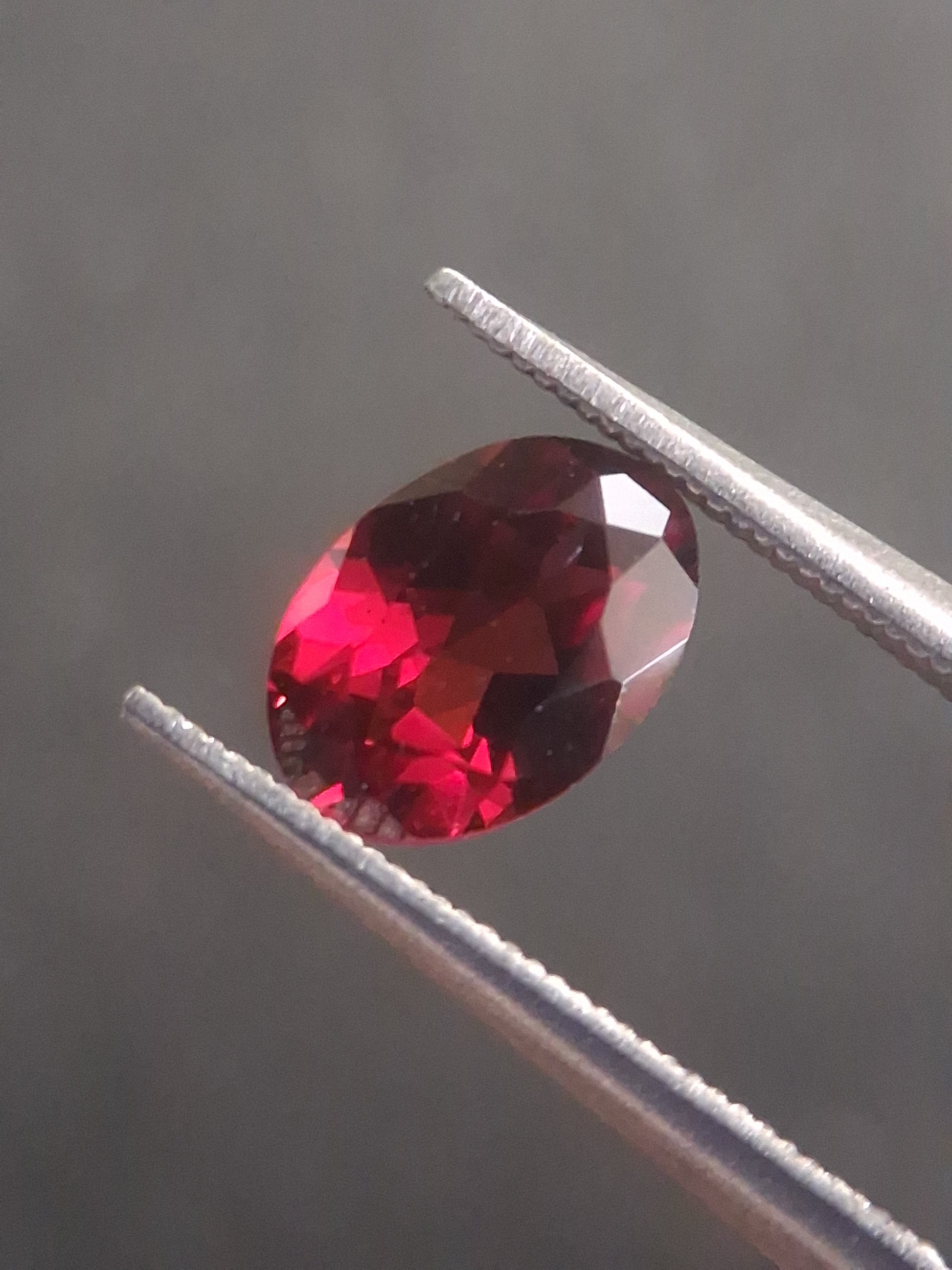 Natural Red Garnet - Rhodolite - 0.992 ct - oval - unheated- red - Natural Gems Belgium