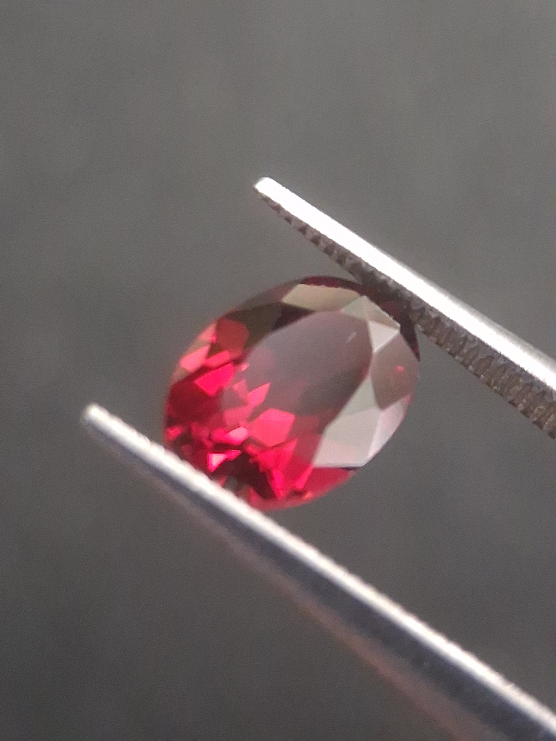 Natural Red Garnet - Rhodolite - 0.992 ct - oval - unheated- red - Natural Gems Belgium