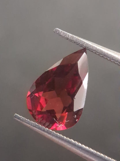 Natural Red Garnet - Rhodolite - 1.272 ct - pear - unheated- red - Natural Gems Belgium