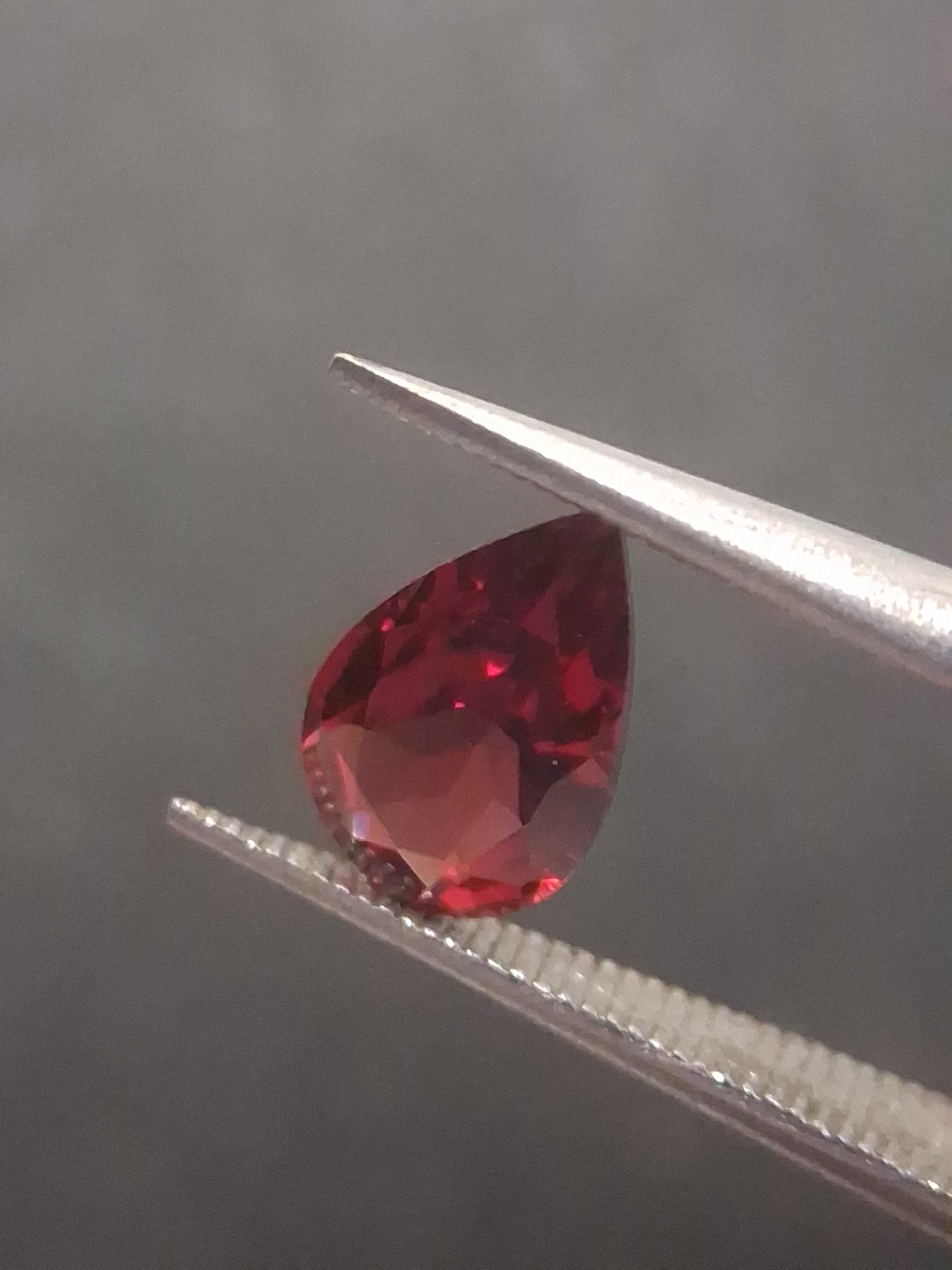 Natural Red Garnet - Rhodolite - 0.815 ct - pear - unheated- red - Natural Gems Belgium
