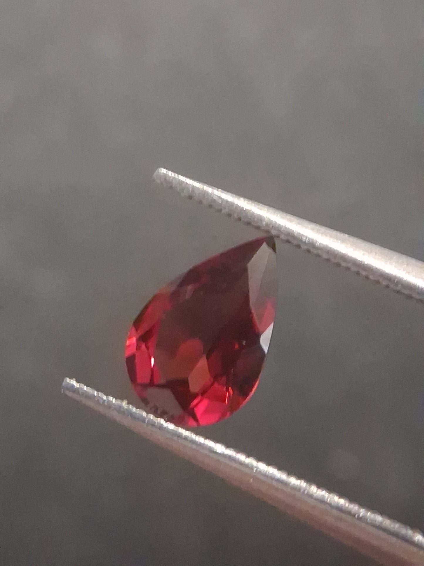 Natural Red Garnet - Rhodolite - 0.815 ct - pear - unheated- red - Natural Gems Belgium