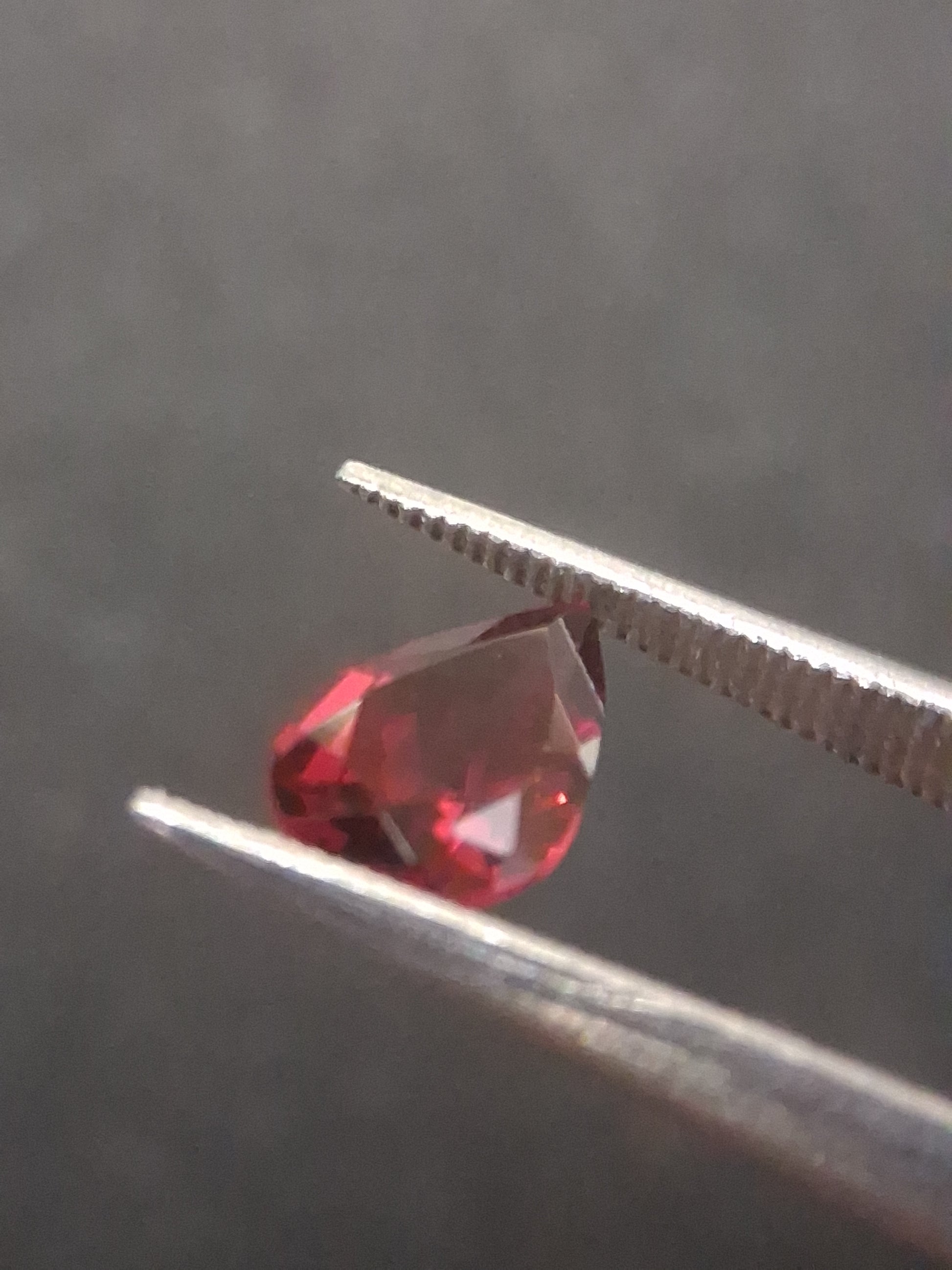 Natural Red Garnet - Rhodolite - 0.815 ct - pear - unheated- red - Natural Gems Belgium