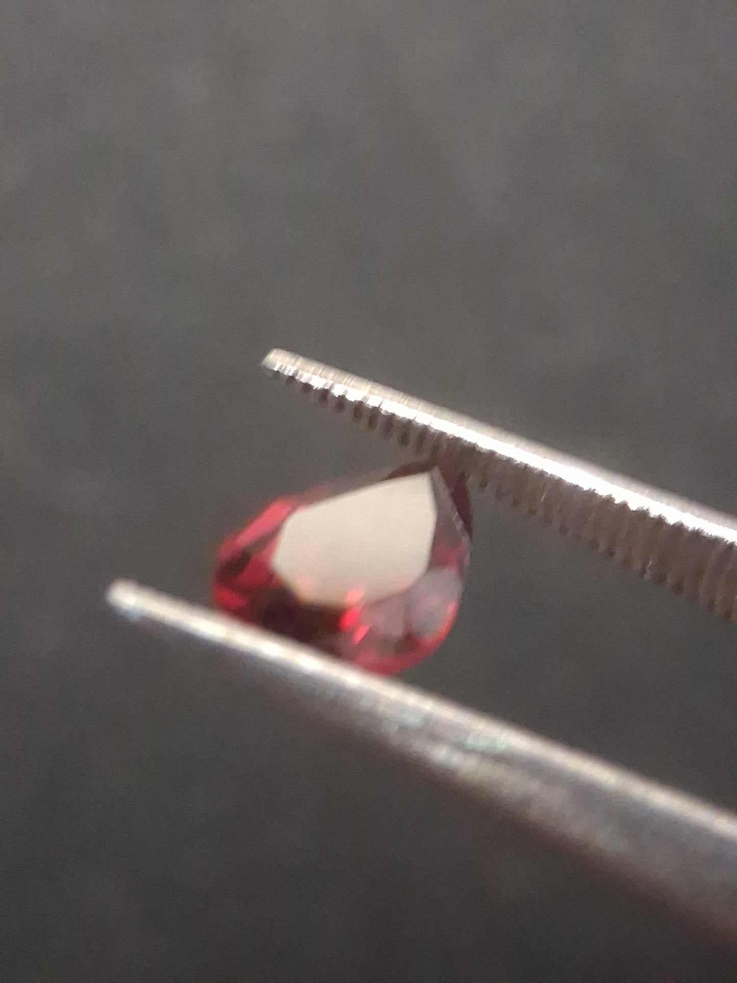 Natural Red Garnet - Rhodolite - 0.815 ct - pear - unheated- red - Natural Gems Belgium