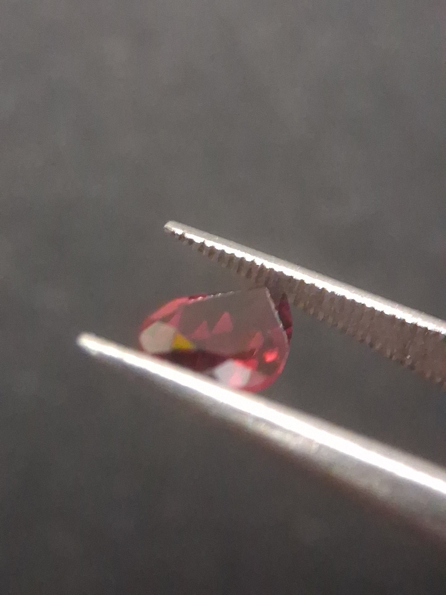 Natural Red Garnet - Rhodolite - 0.815 ct - pear - unheated- red - Natural Gems Belgium