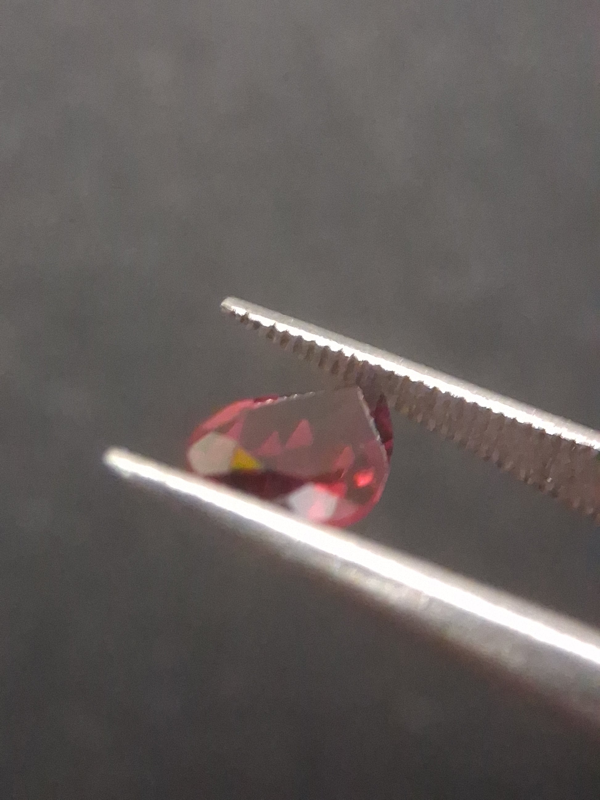 Natural Red Garnet - Rhodolite - 0.815 ct - pear - unheated- red - Natural Gems Belgium